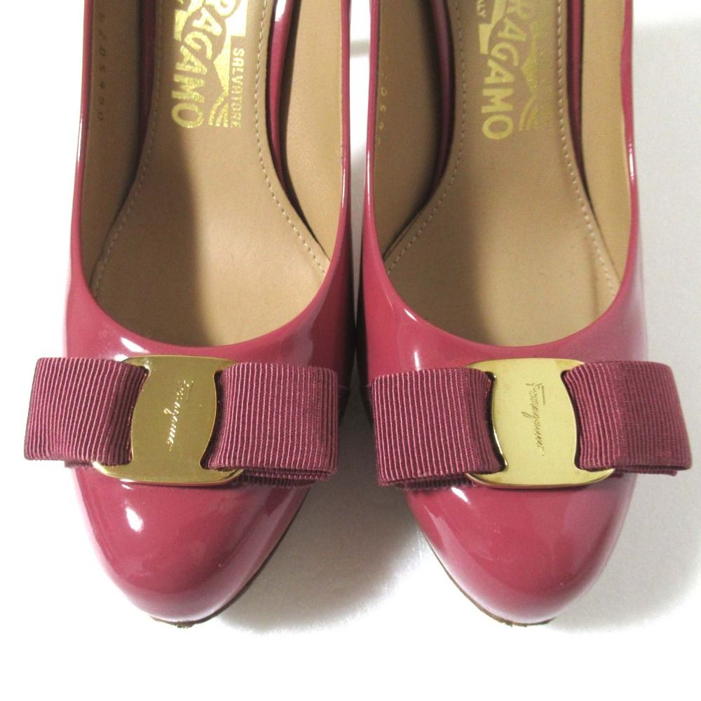 送料無料! Salvatore Ferragamo サルヴァトーレフェラガモ パテントレザー ヴァラリボン ピンヒール パンプス サイズ7C 約24.5cm ピンク レディース 古着 激安特価で販売中！
