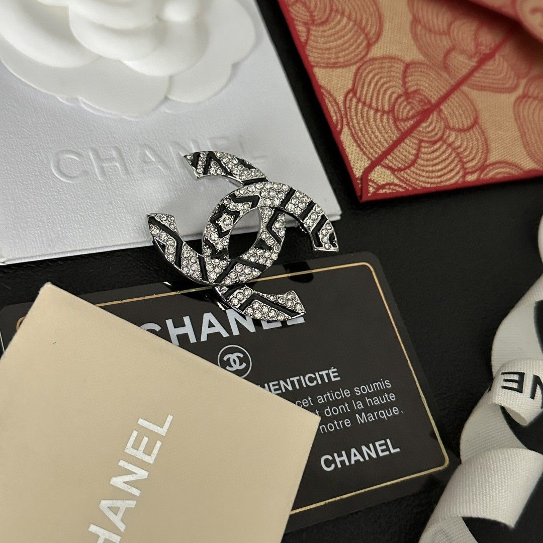 CHANEL☆ブローチ美品☆直営店購入 今日特価】CHANEL 最新モデル ブローチ レディース ファッション