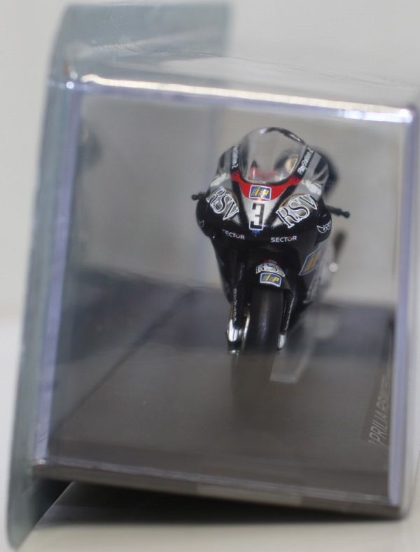 新品 1/24  チャンピオンバイクコレクション APRILIA ２５０ MARCO MELANDRI 2002 240001027682