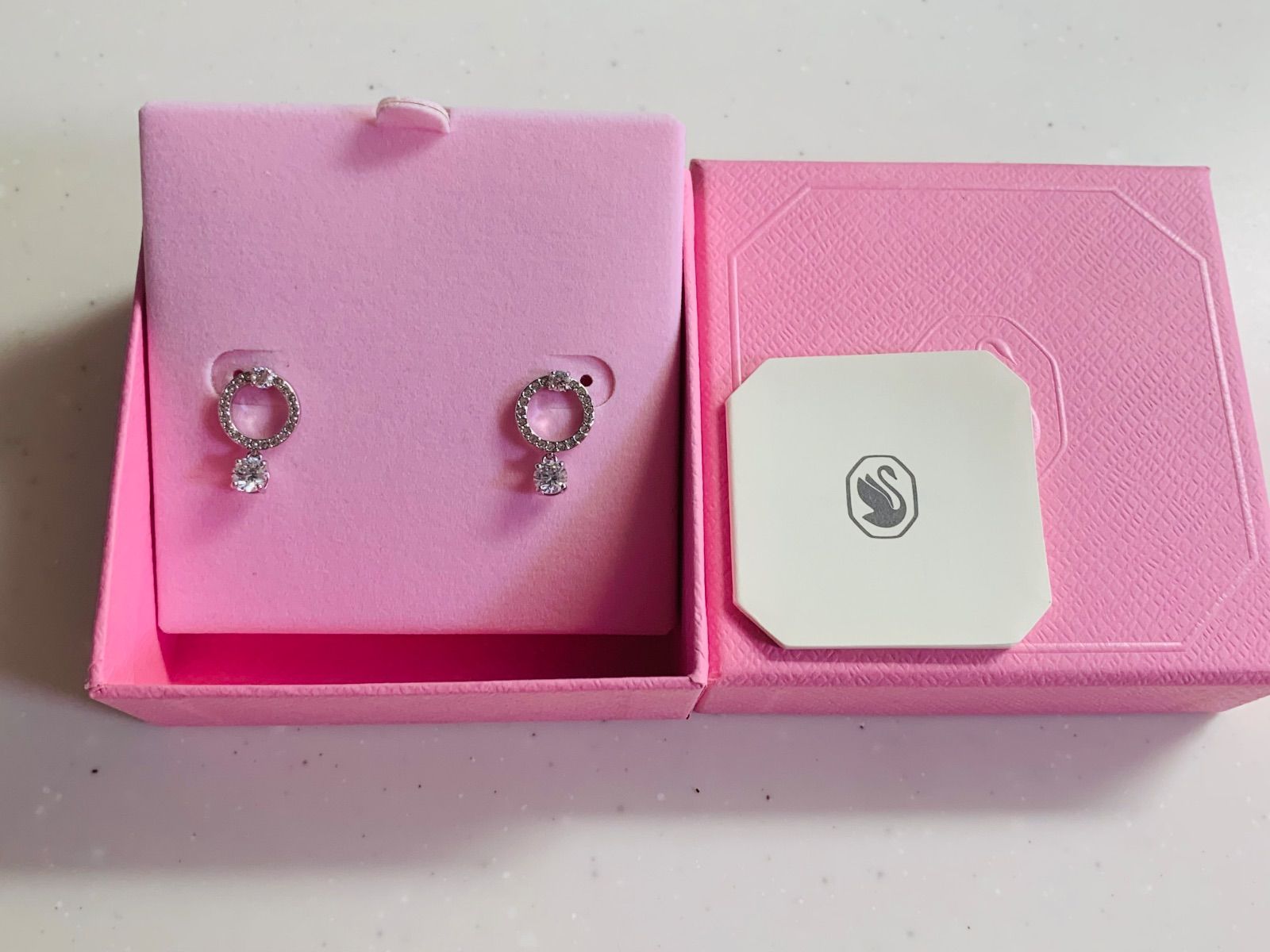 ほぼ新品 スワロフスキー Swarovski Constellaフープピアス