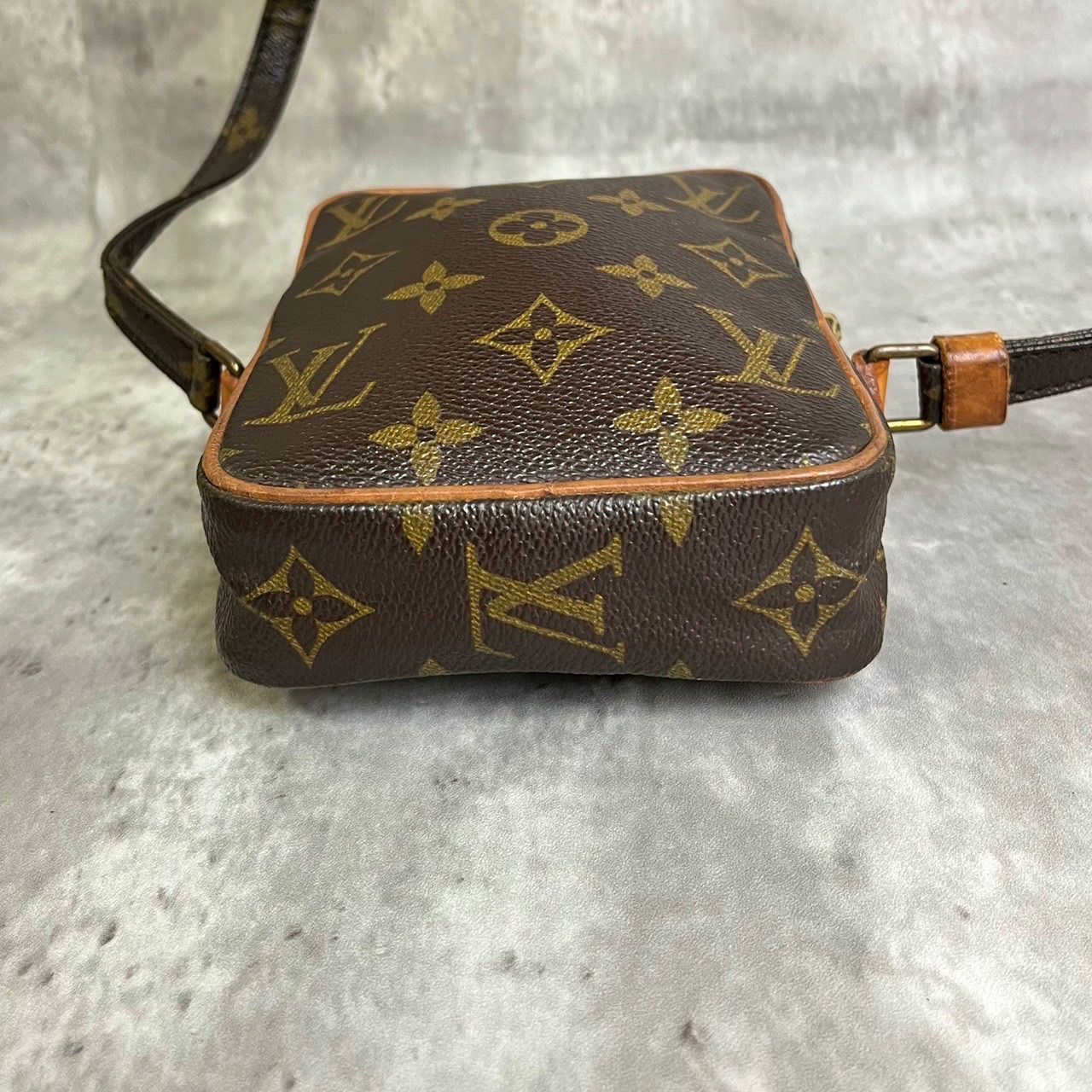 ✨希少品✨ LOUISVUITTON ルイヴィトン ポシェット ショルダーバッグ モノグラム ミニダヌーブ 総柄 ロゴ型押し ゴールド金具 シリアル  肩掛け 斜め掛け PVCレザー ヌメ革 ユニセックス レディース メンズ ブラウン 茶色 - メルカリ