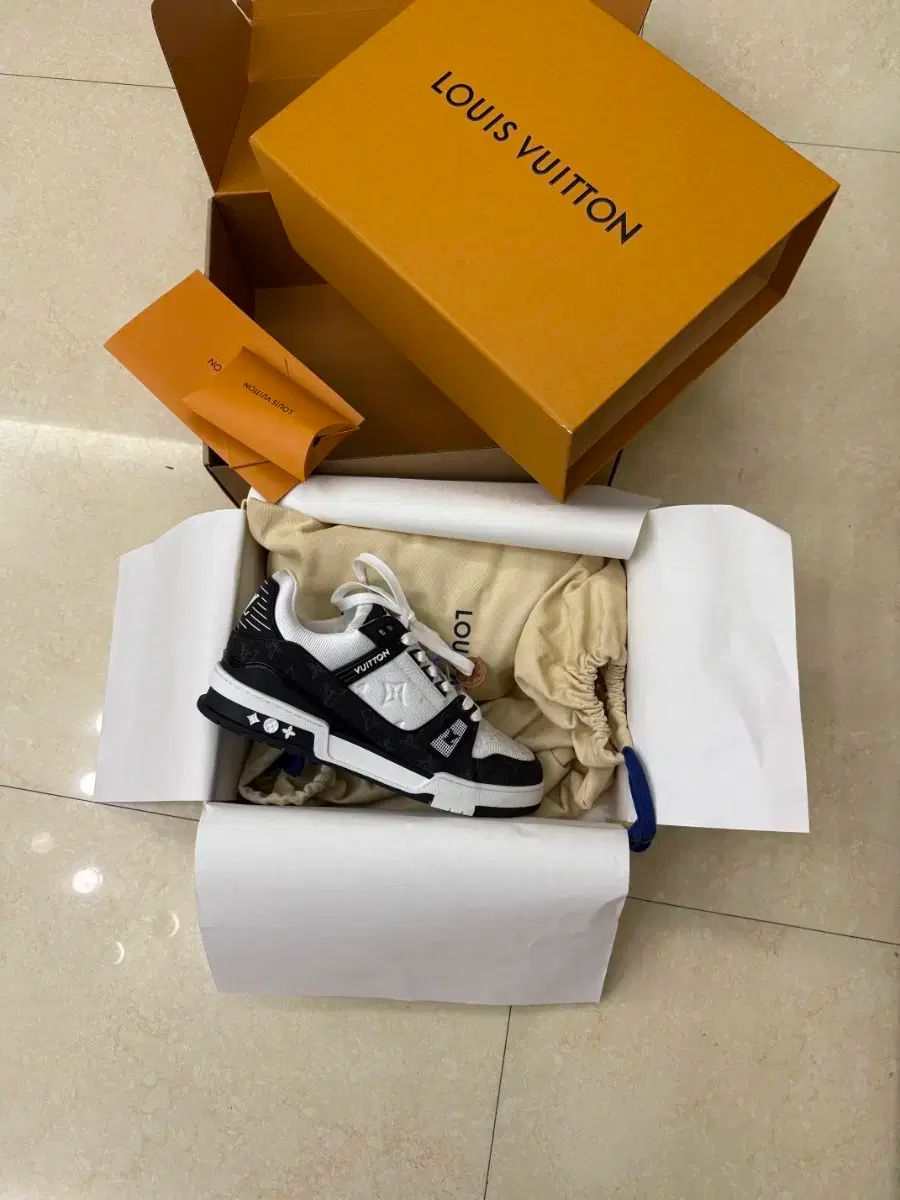 海外 購入 LOUIS VUITTON Louis Vuitton(ルイヴィトン) ロー スニーカー ユニセックス リダイレクト