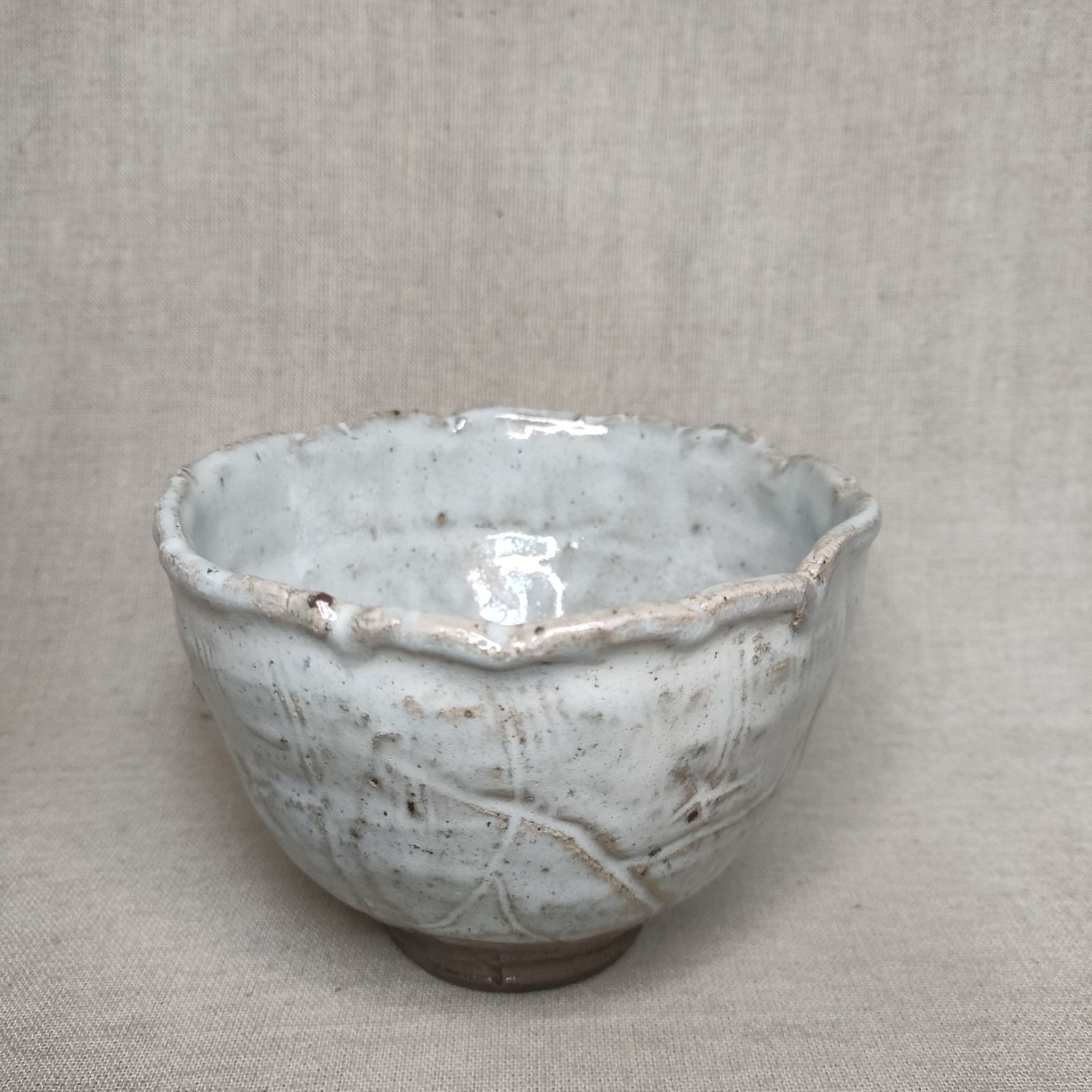 斑茶碗 創作茶碗 線刻紋 山茶窯 唐津焼 抹茶茶碗 和食器 sazan-gama 灰被り斑茶碗 花弁縁