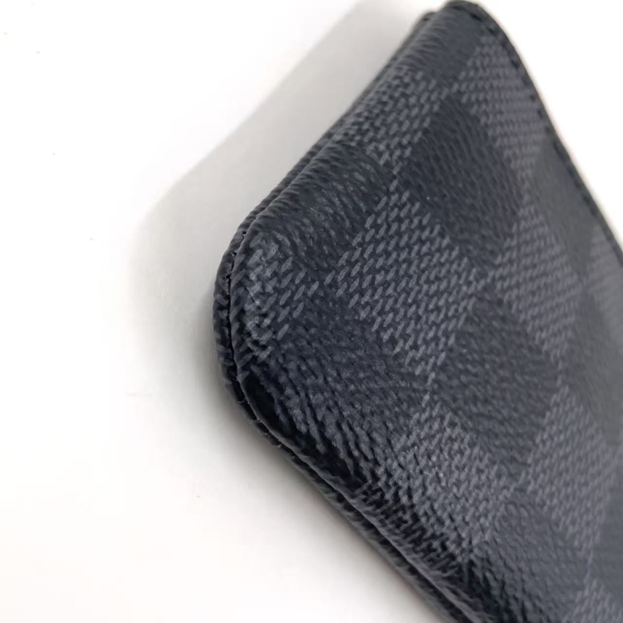 ダミエグラフィット