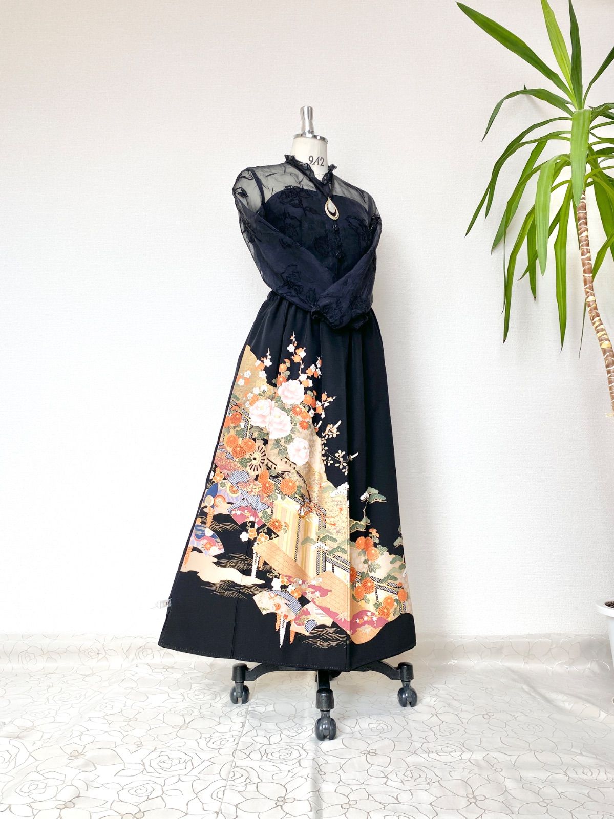 【1点物】美品　着物　リメイク　ロングスカート　黒留袖　大きいサイズ　鳥　豪華 1点物】美品 着物 リメイク ロングスカート 黒留袖 花柄 鳥
