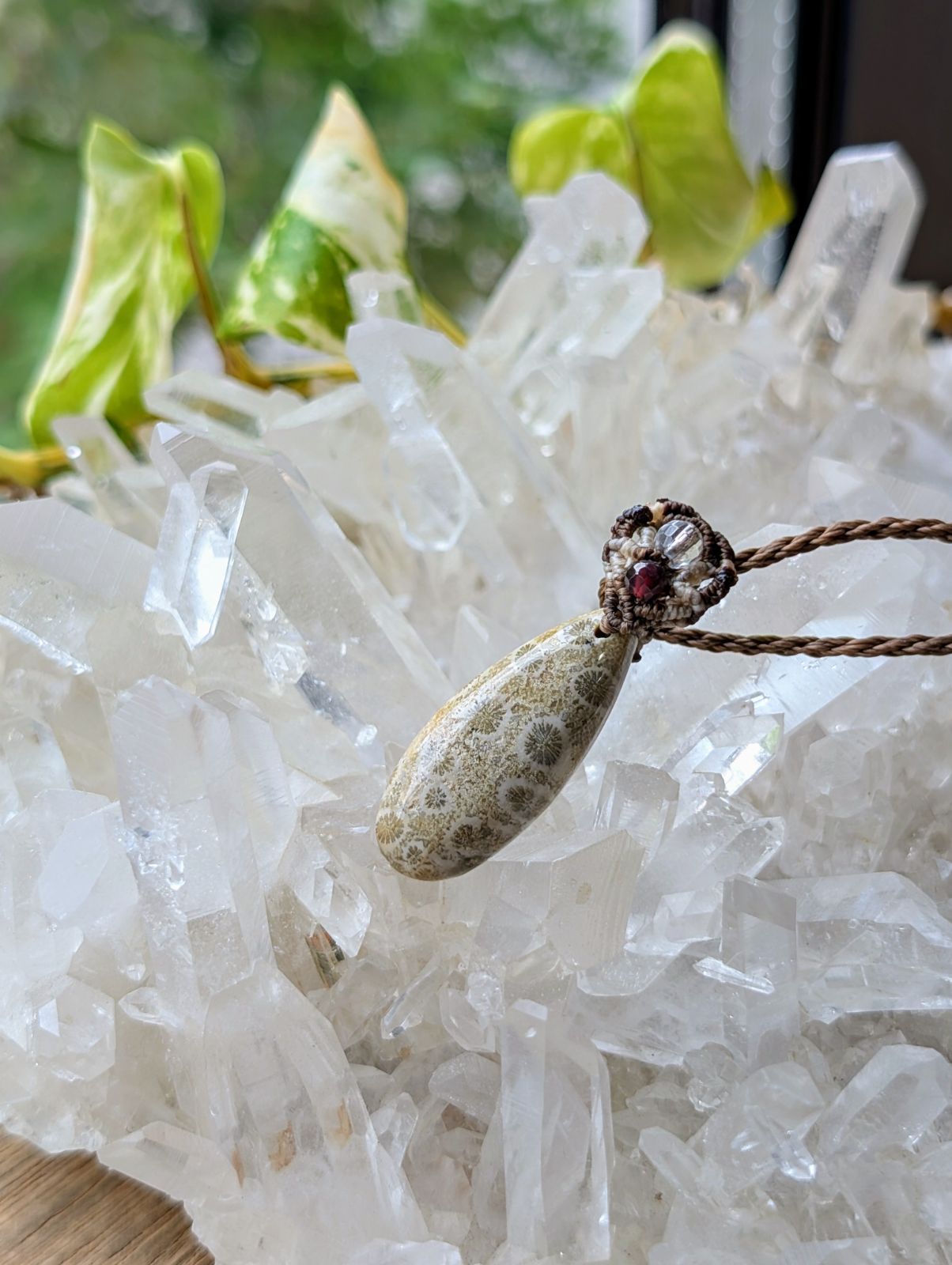 希少 蛍光鉱物のペンダントトップ マクラメ 桃季』ピンクアクアマリン