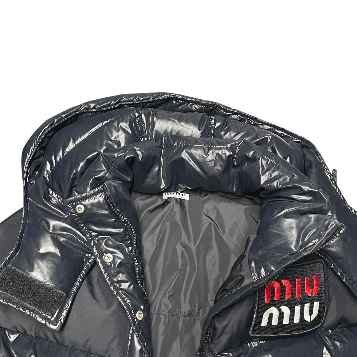 MIU MIUロゴワッペンショート丈ダウンジャケット MIU MIUロゴワッペンショート丈ダウンジャケット
