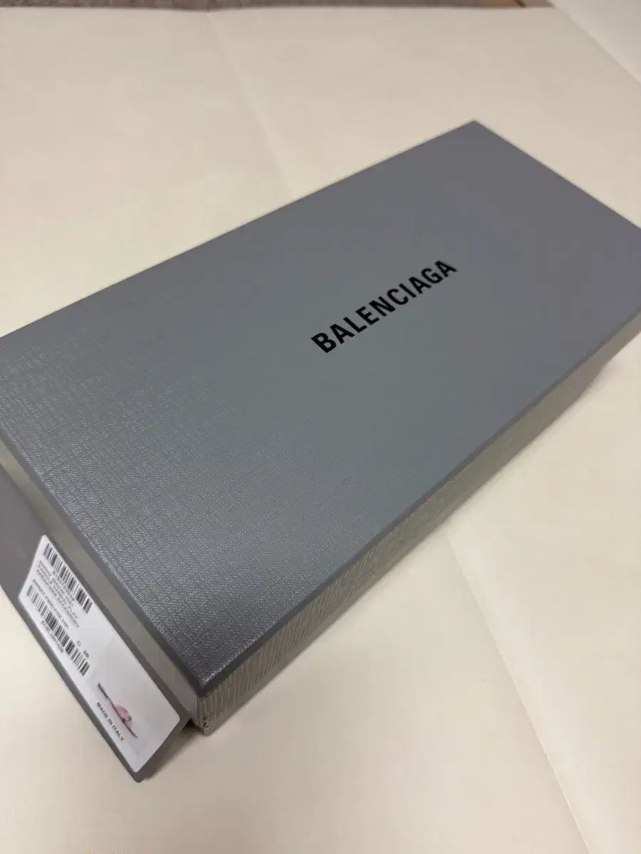 ✟ BALENCIAGA