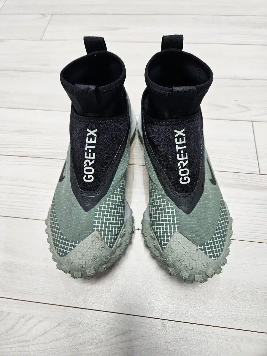 NIKE ナイキ acg マウンテン フライ ハイ 230