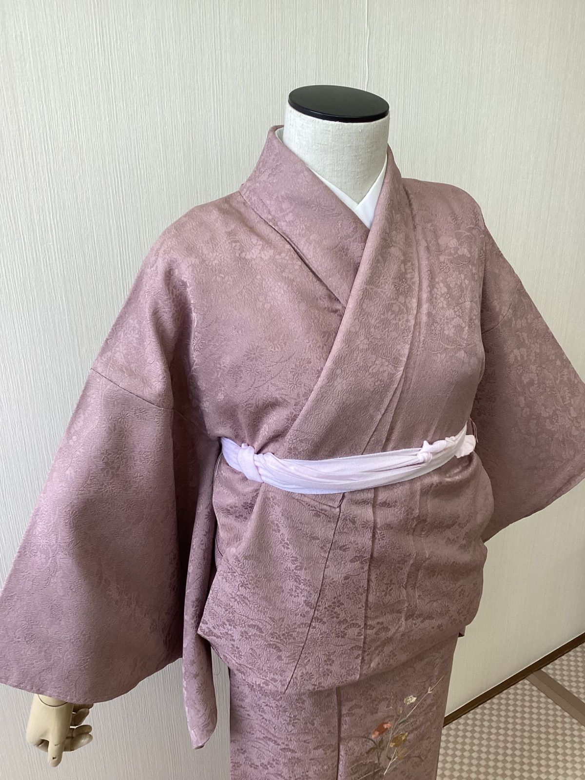 美品 正絹 刺繍 仕付け糸付き トールサイズ 付下げ色無地 着物 A1175 着物 袷 正絹 付け下げ 刺繍 梅鼠色 リサイクル着物 h-216