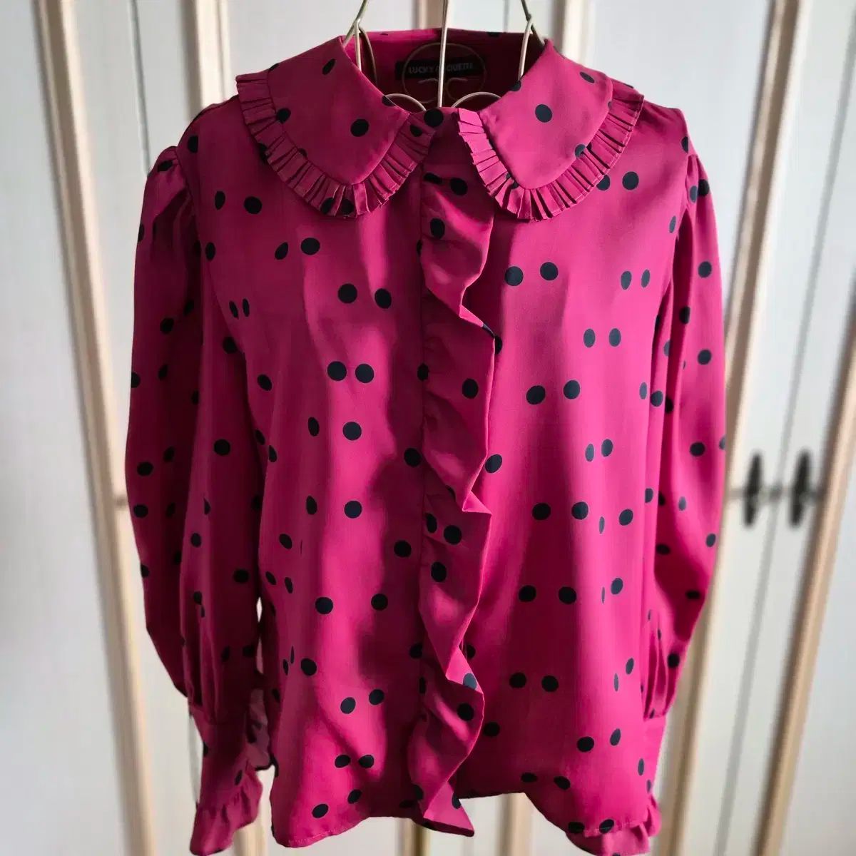 ラッキーシュエトゥ レッド ドット フリル ブラウス