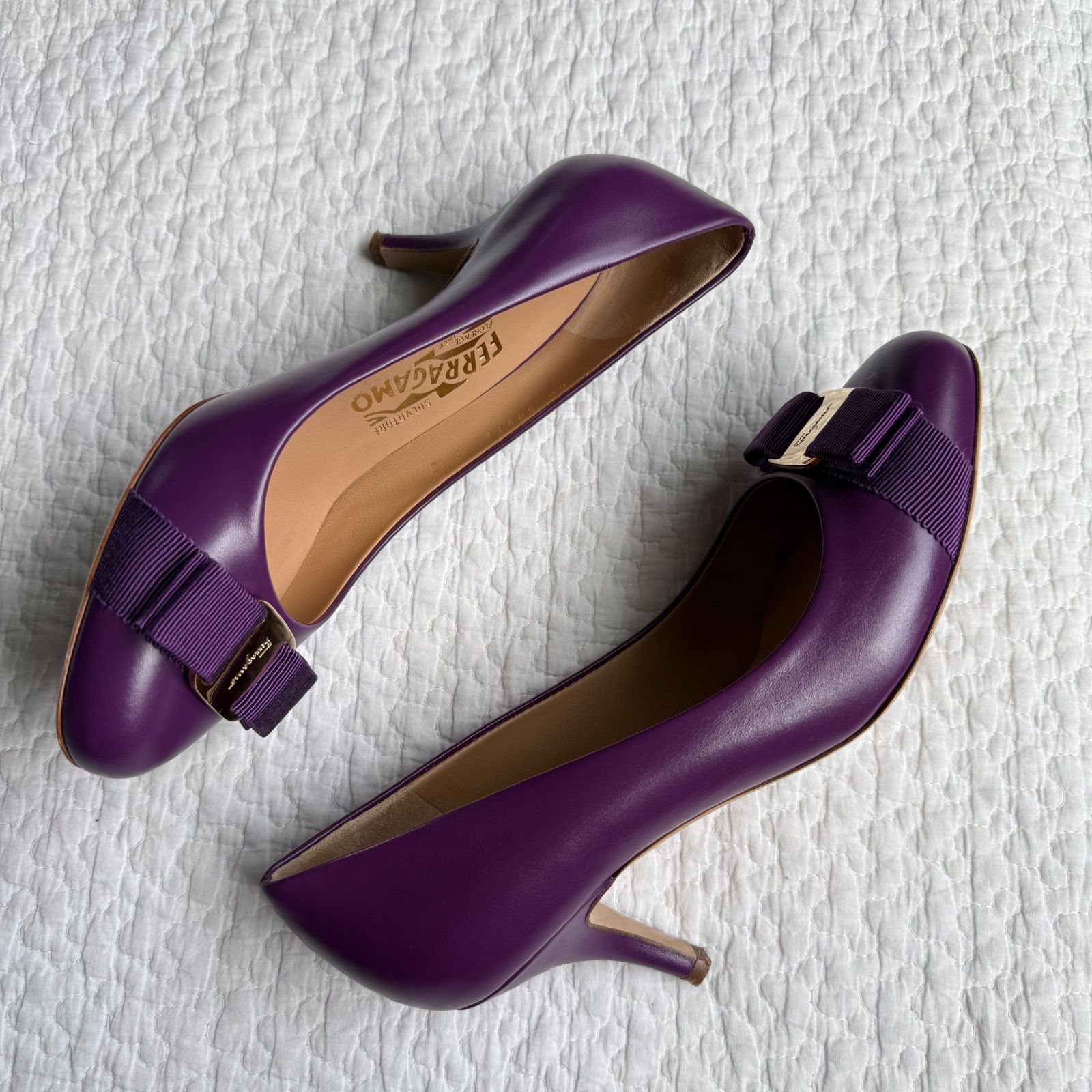 極美品 SalvatoreFerragamo サルヴァトーレフェラガモ ヴァラ