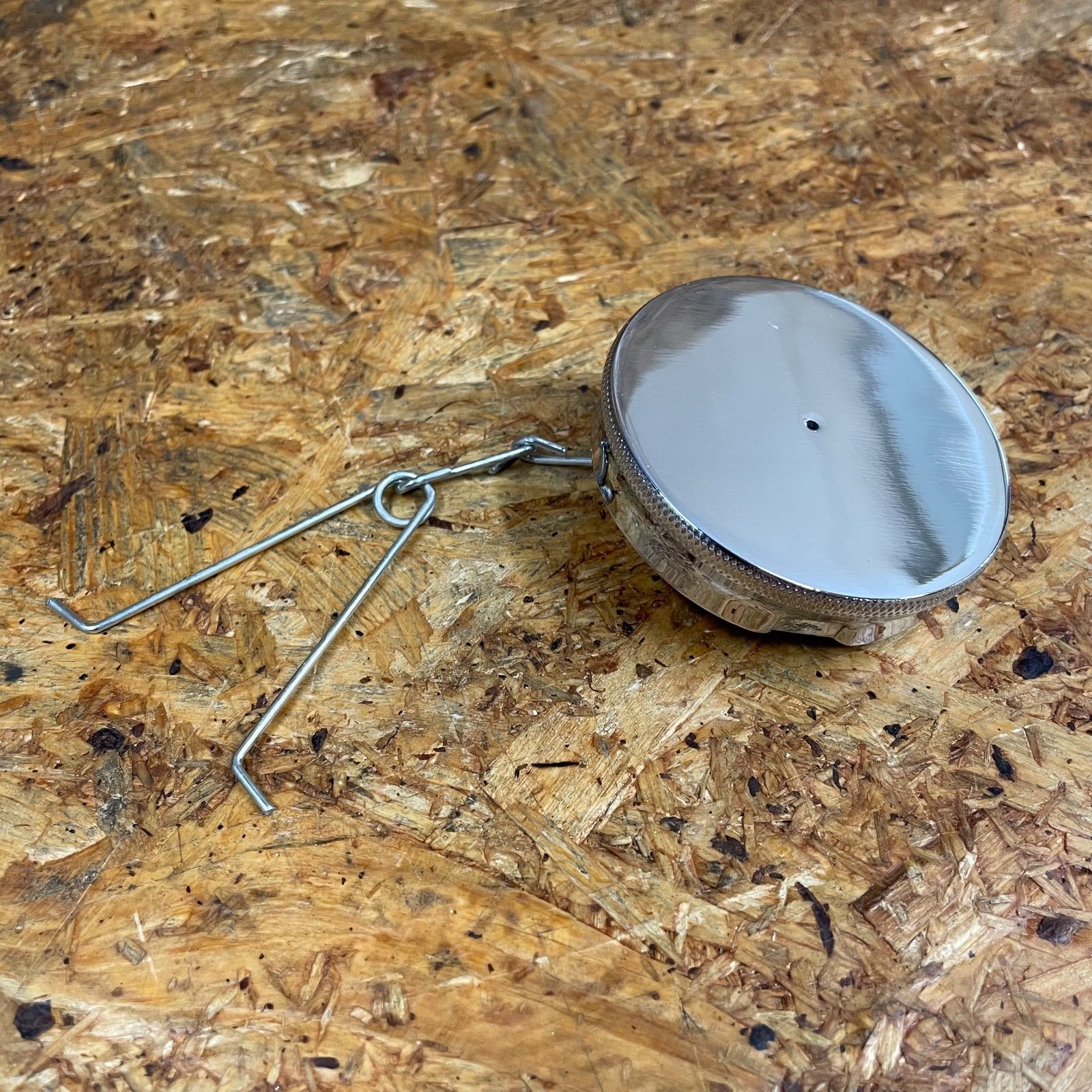 ワッセル タンクキャップ チェーン付 トライアンフ フラット トップ 英車 BSA Triumph ビンテージ norton 82-3220 WW72045