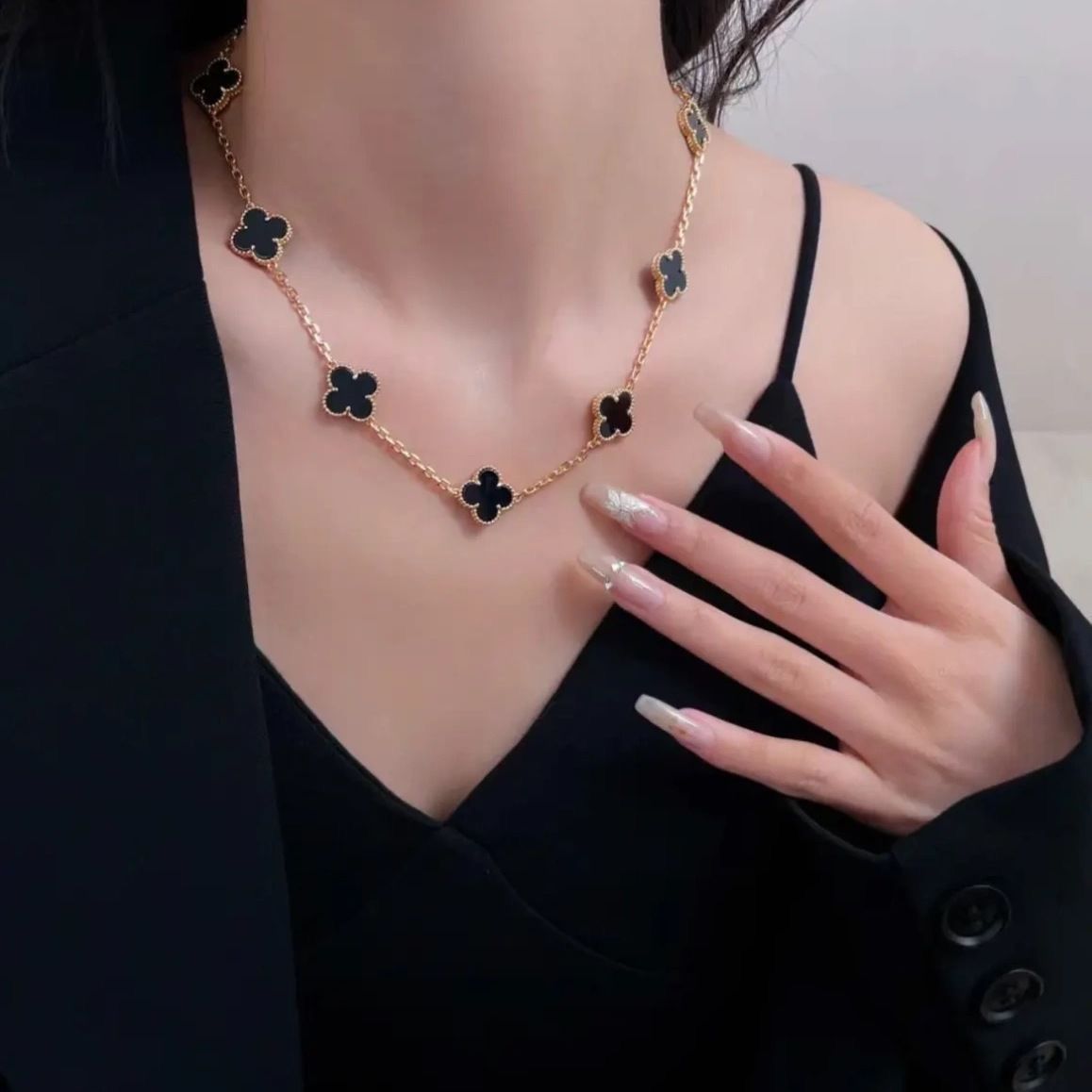 シンプルな女性用ネックレス