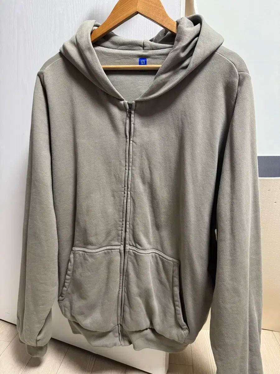 キャピタルAYE AYE SIR フード付きパーカー グレーお値下げ POET MEETS DUBWISE - PMD Logo Oversized Zip Hoodie -パーカー