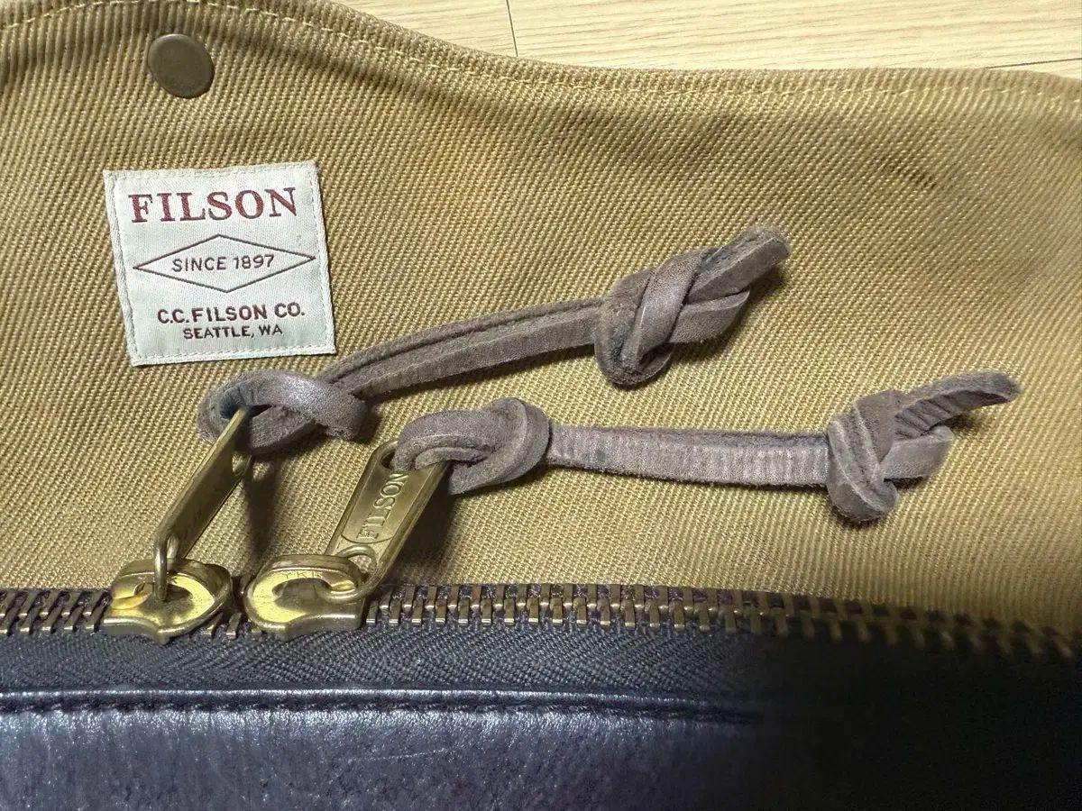 FILSON フィルソン TIN BRIEFCASE TanブリーフケースUSA 24 Hour Tin