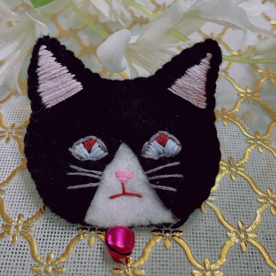 猫　ブローチ　刺繍　ハンドメイド