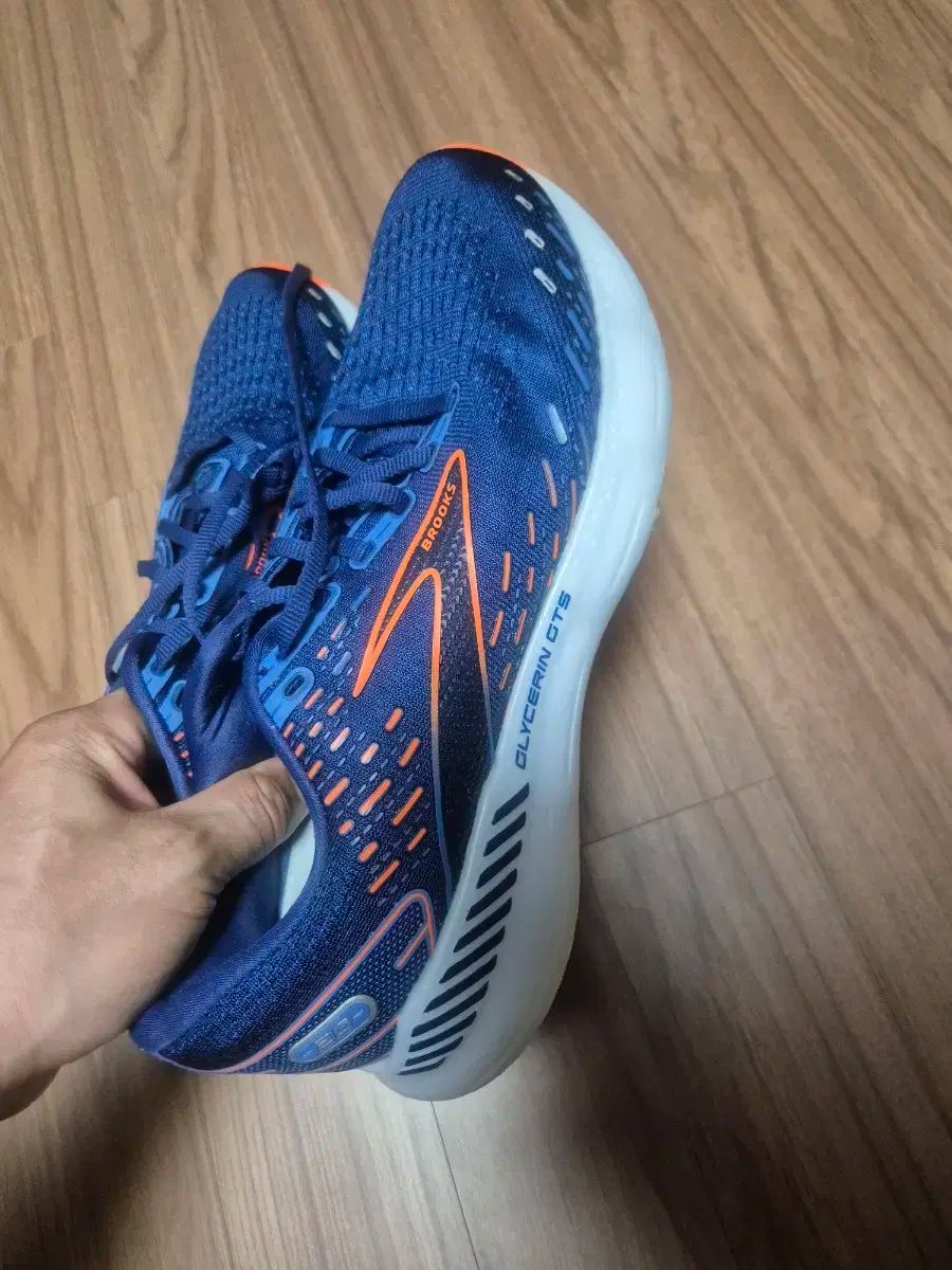 Brooks ランニングシューズ