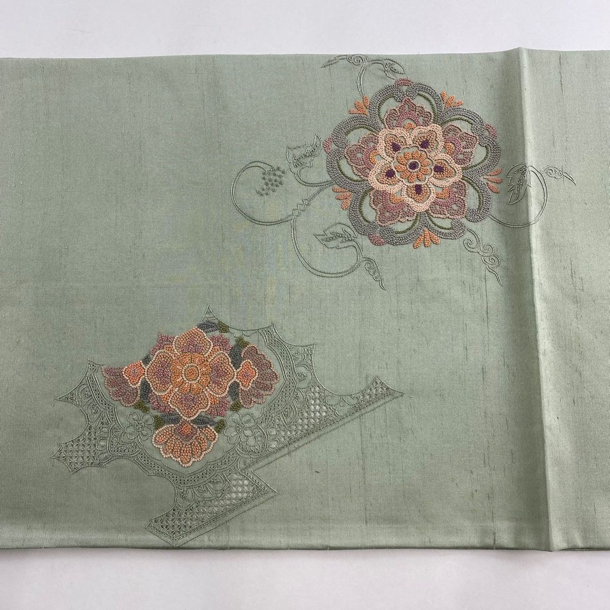 袋帯 名品 紬地 華文 雲文 相良刺繍 汕頭刺繍 薄緑 お太鼓柄 正絹 【中古】 - 袋帯