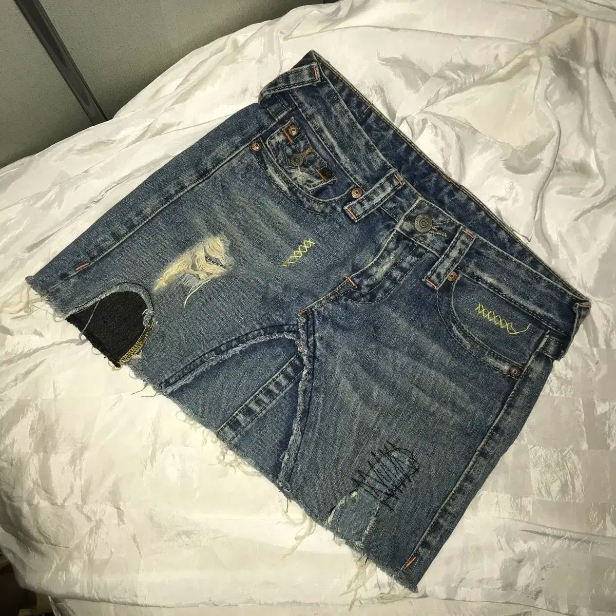 TRUE RELIGION トゥルーレリジョン　MANDAYミニデニムスカート TRUE RELIGION(トゥルーレリジョン) ビーズ 刺繡 ディテール