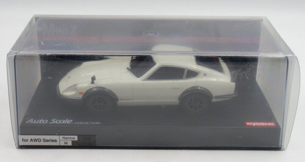 ミニッツ AWD 日産　フェアレディ 240ZG ホワイト　と　2000GT-R KYO32637W_A1_XB4UVR2I.jpg