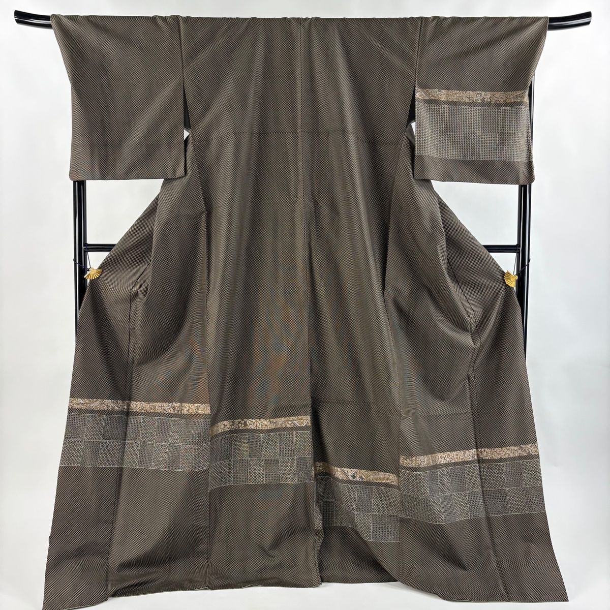 付下げ 身丈177cm 裄丈71cm L 袷 紬地 花唐草 市松 金銀彩 焦茶色 正絹 名品