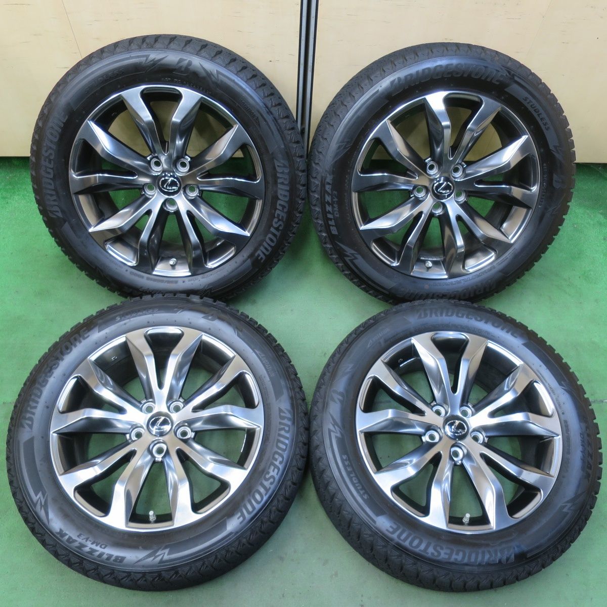 センサー付 バリ溝 23年 キレイ 9分 レクサス NX Fスポーツ 純正 235 55R18 スタッドレス ブリヂストン ブリザック DM-V3 18インチ PCD114.3 5H 5092609イス