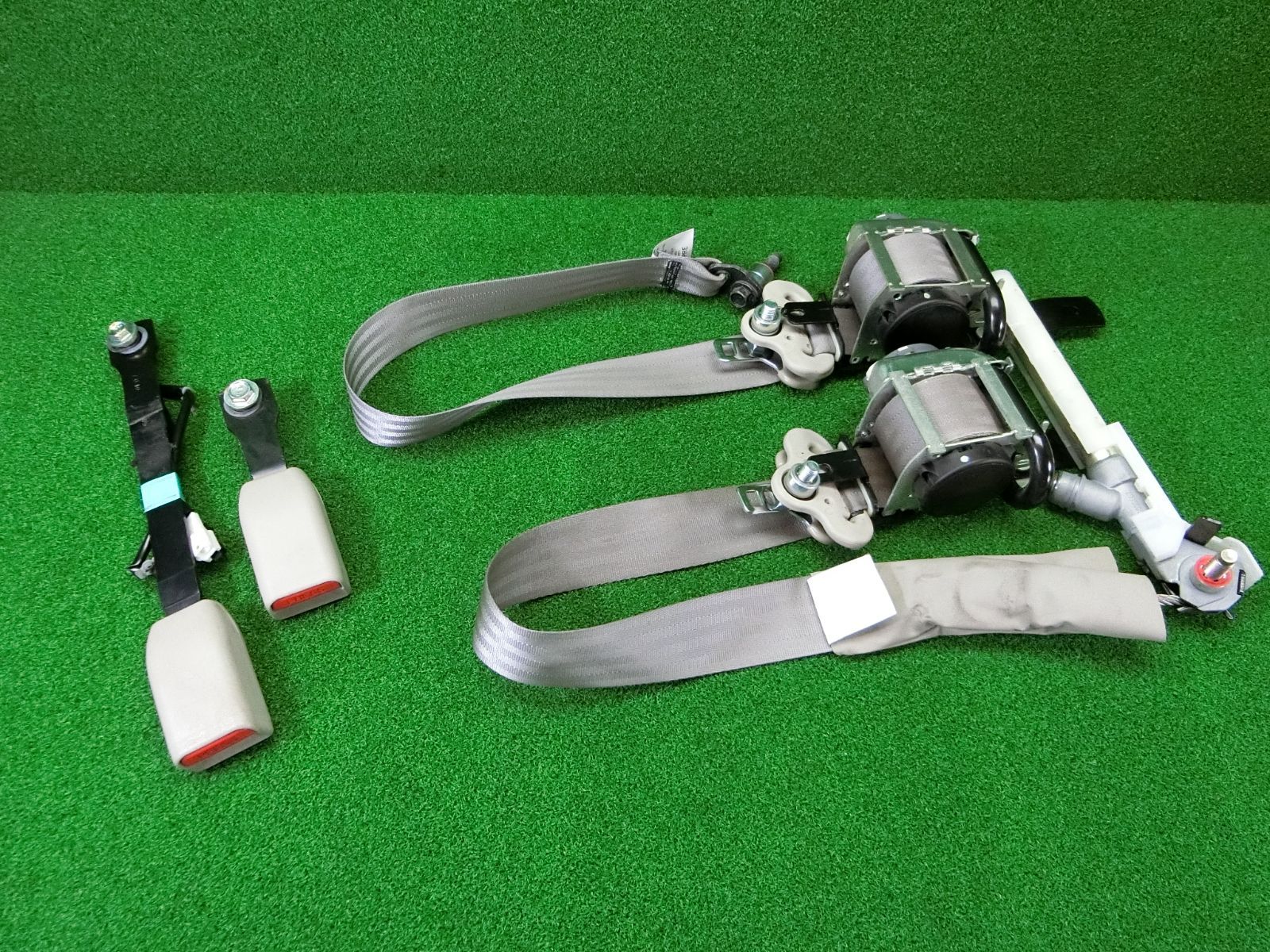 K 8366 セレナ C 26 フロント シートベルト 左右セット キャッチ