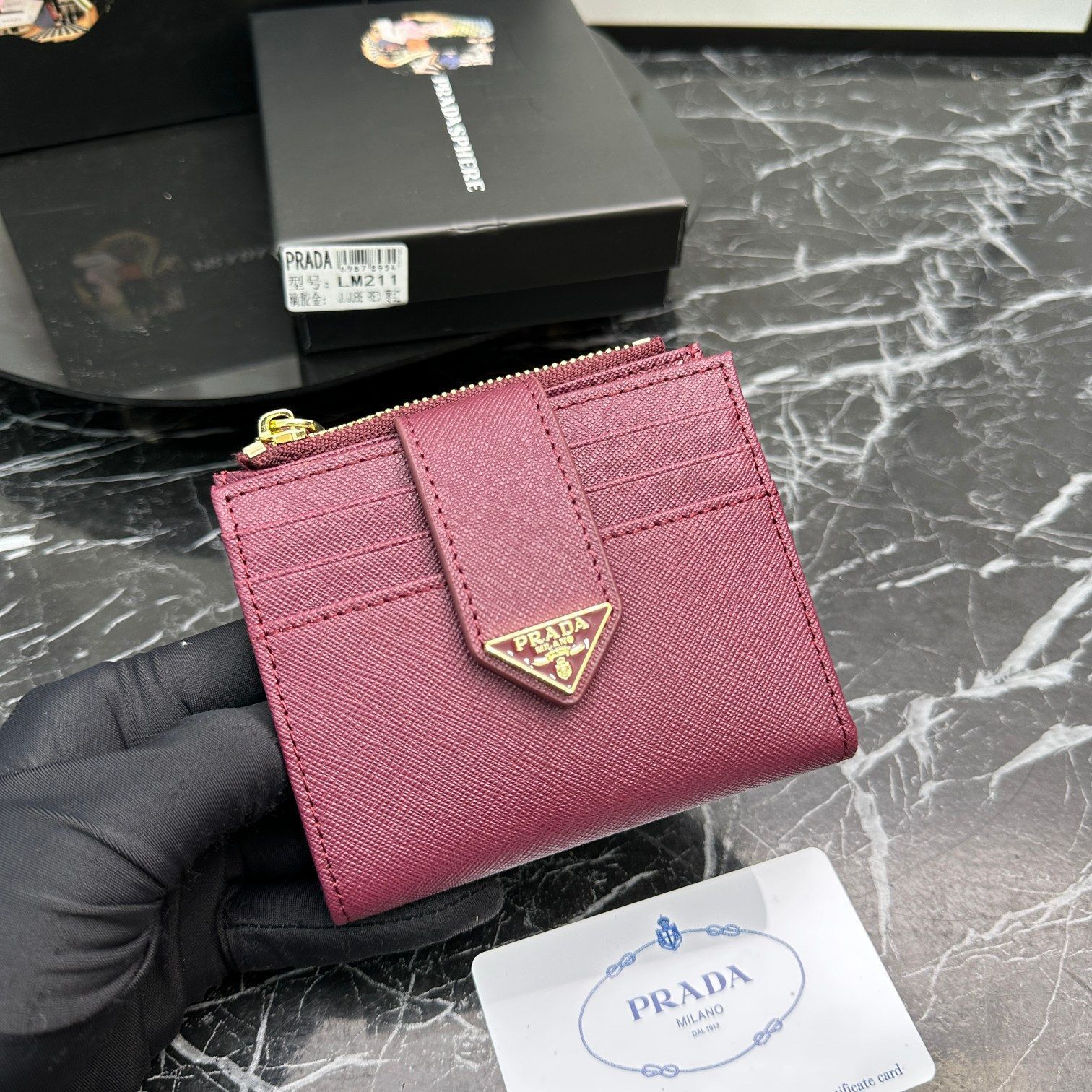 PRADA】プラダ 新品未使用 折りたたみ財布 - 長三角 折ラジップウォレット クラシックな色とデザイン ミニ財布、財布、カード収納付き、小銭入れ  - メルカリ