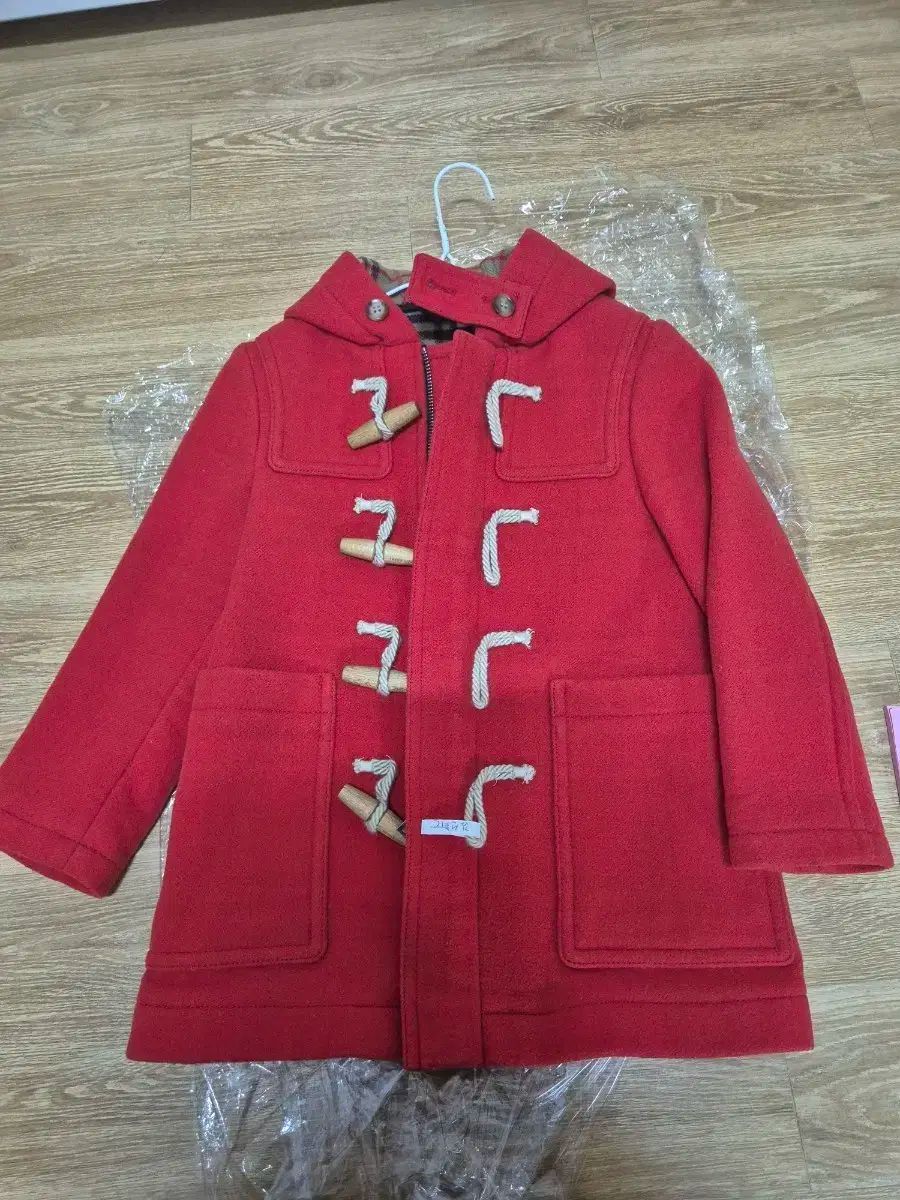 バーバリーキッズ 赤 トグルボタン コート 6y