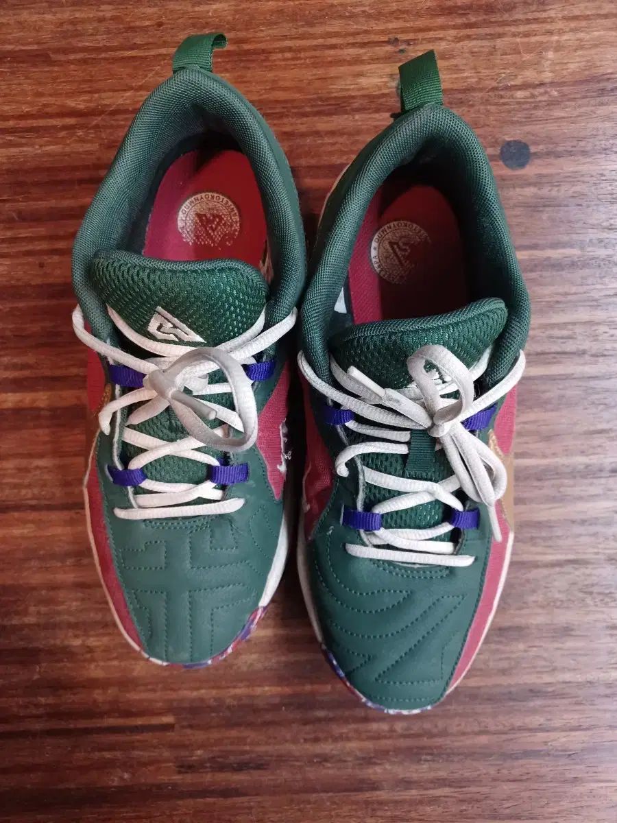 NIKE