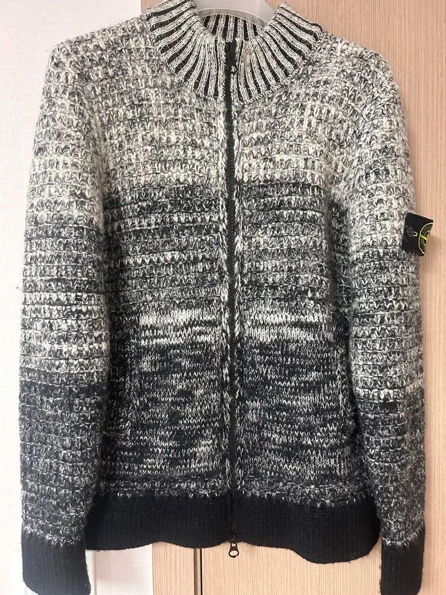 【雷市場（ポンジャン）商品韓国直送】 STONE ISLAND(ストーンアイランド) ジップアップニット