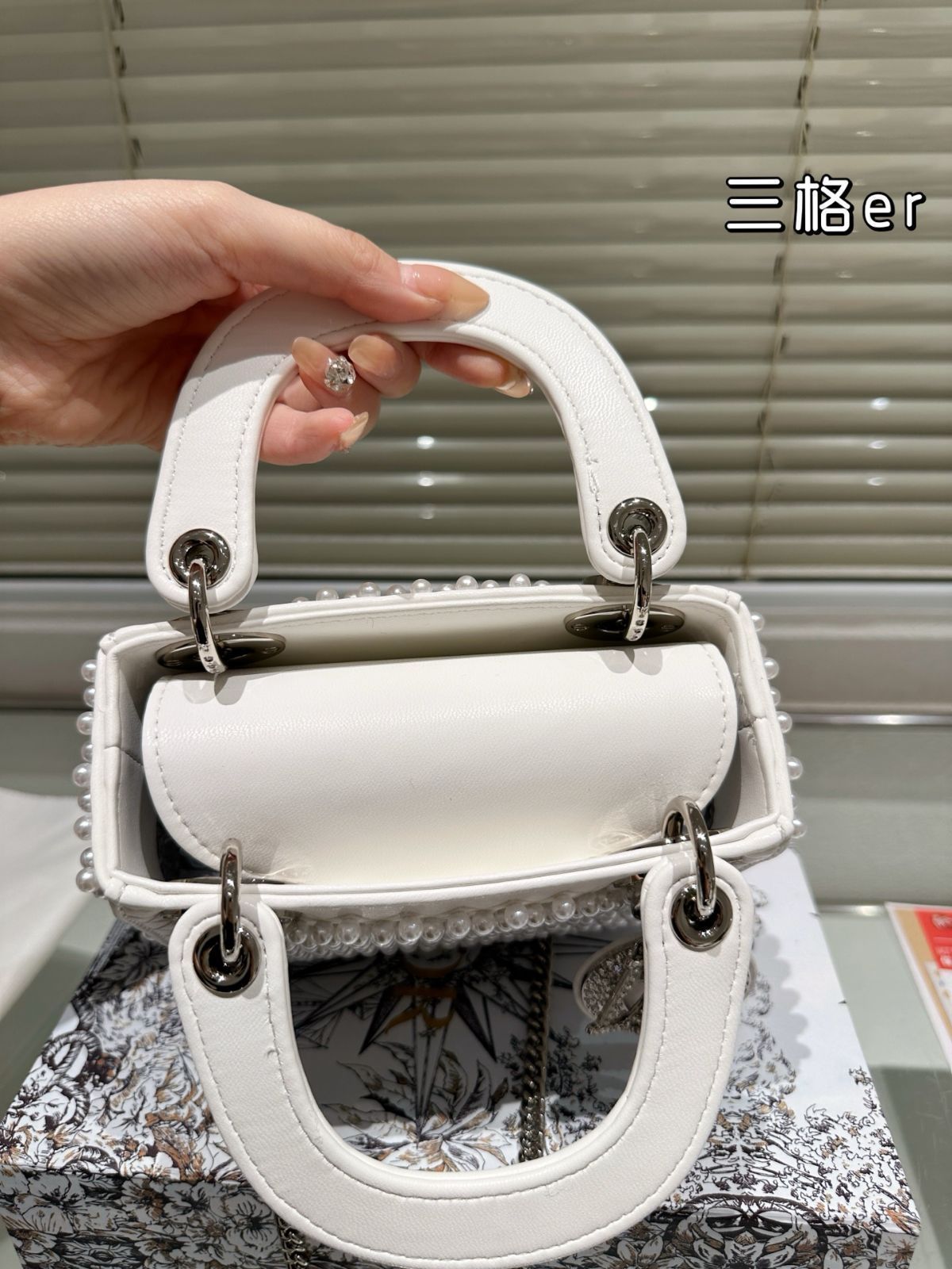 ディオール★ LadyDior　　パテント　ジップ長財布　箱　保存袋付 今日特価】Dior Lady Dior Sheepskin Bag with Foldable Gift