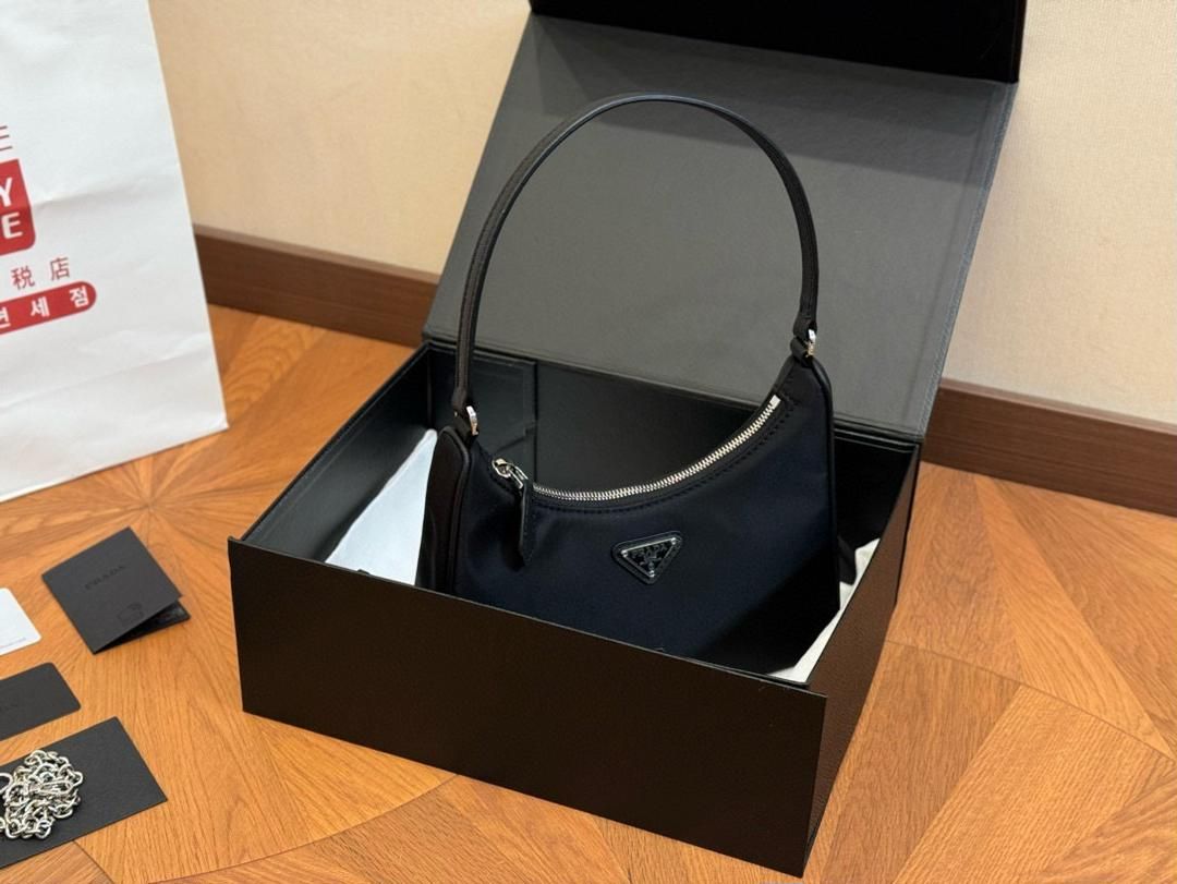 PRADAプラダのとてもスタイリッシュな女性用ショルダーバッグ
