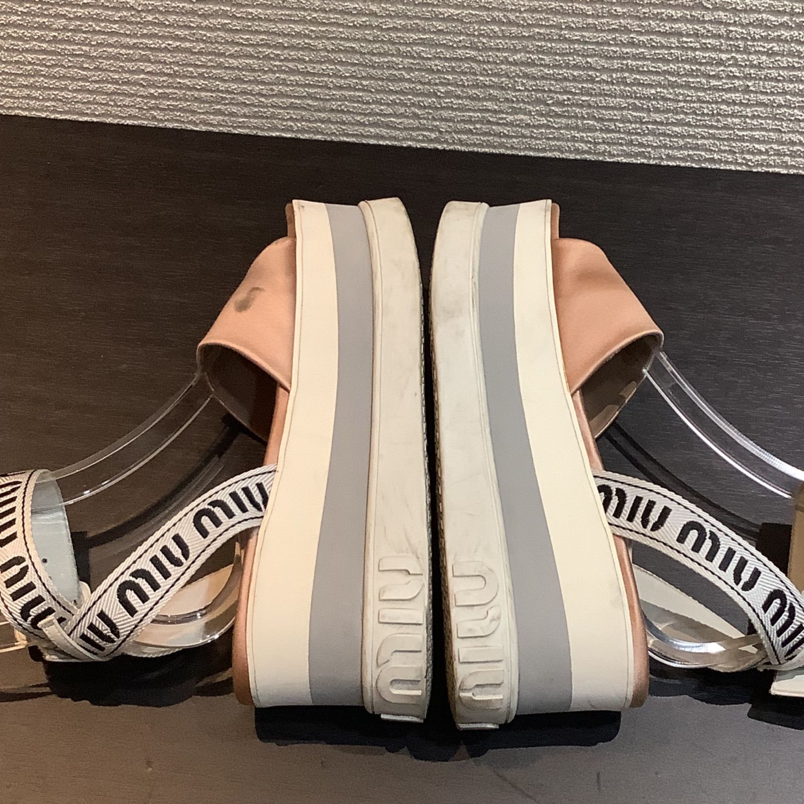 miumiu 厚底 ロゴサンダル