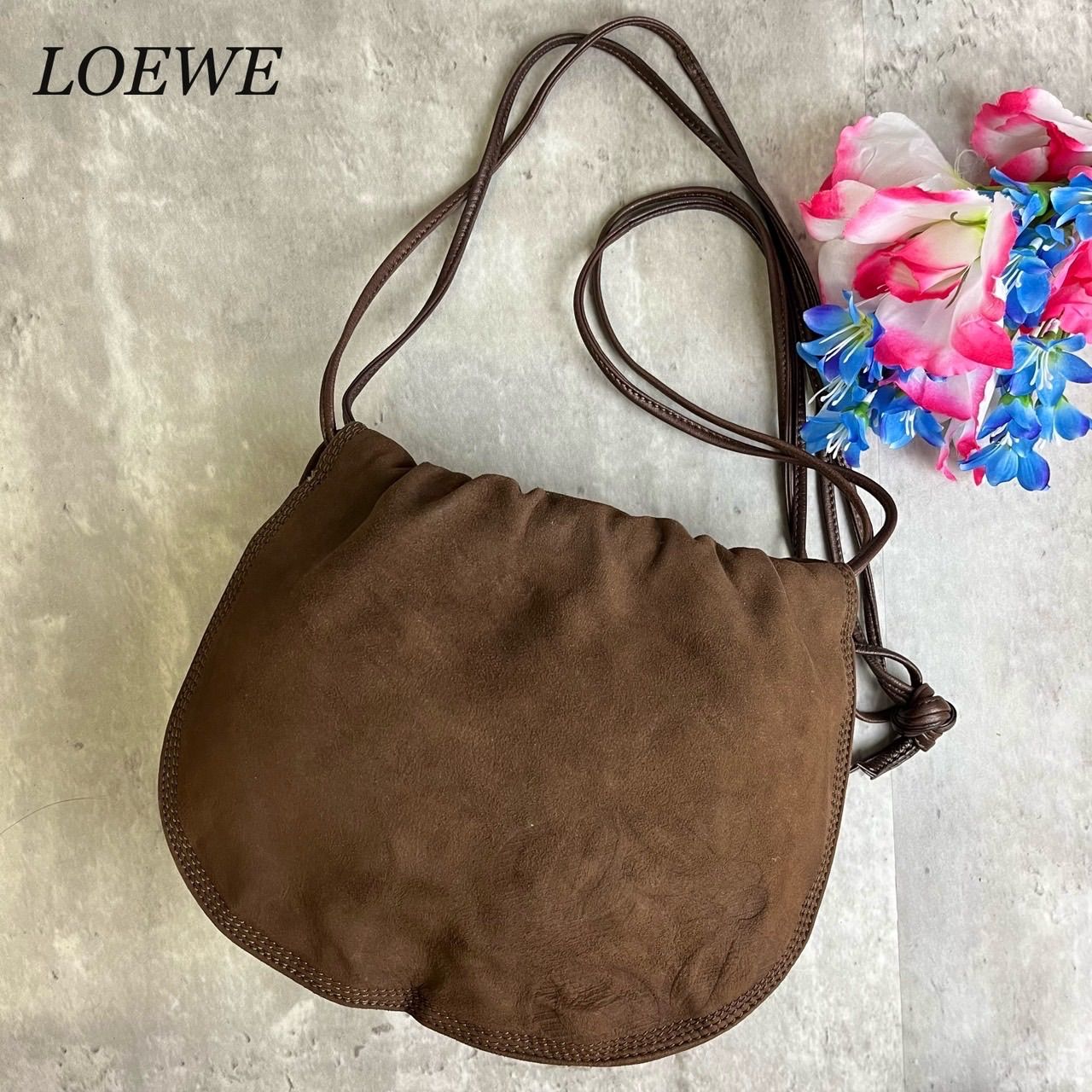 ✨良品✨LOEWE ロエベ ショルダーバッグ トートバッグ アナグラム ロゴ型押し 巾着型 ゴールド金具 ロゴ刻印 スエード ブラウン 茶色 斜め掛け  - メルカリ