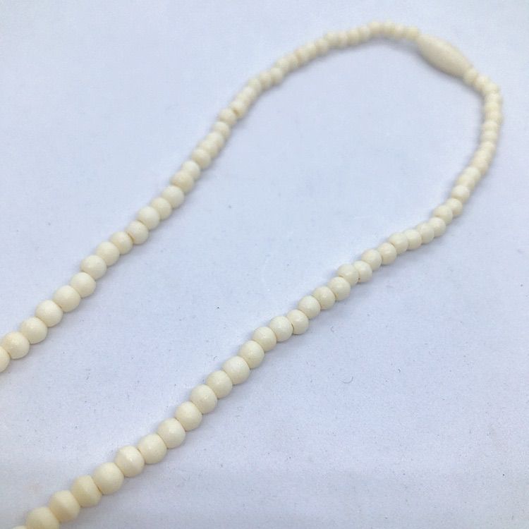 《《美品》》　象牙調　天然素材　透かし彫り彫刻　ネックレス 荒巻秀美 作 『象牙彫刻 ネックレス 椿』 ｜骨董品買取 緑和堂