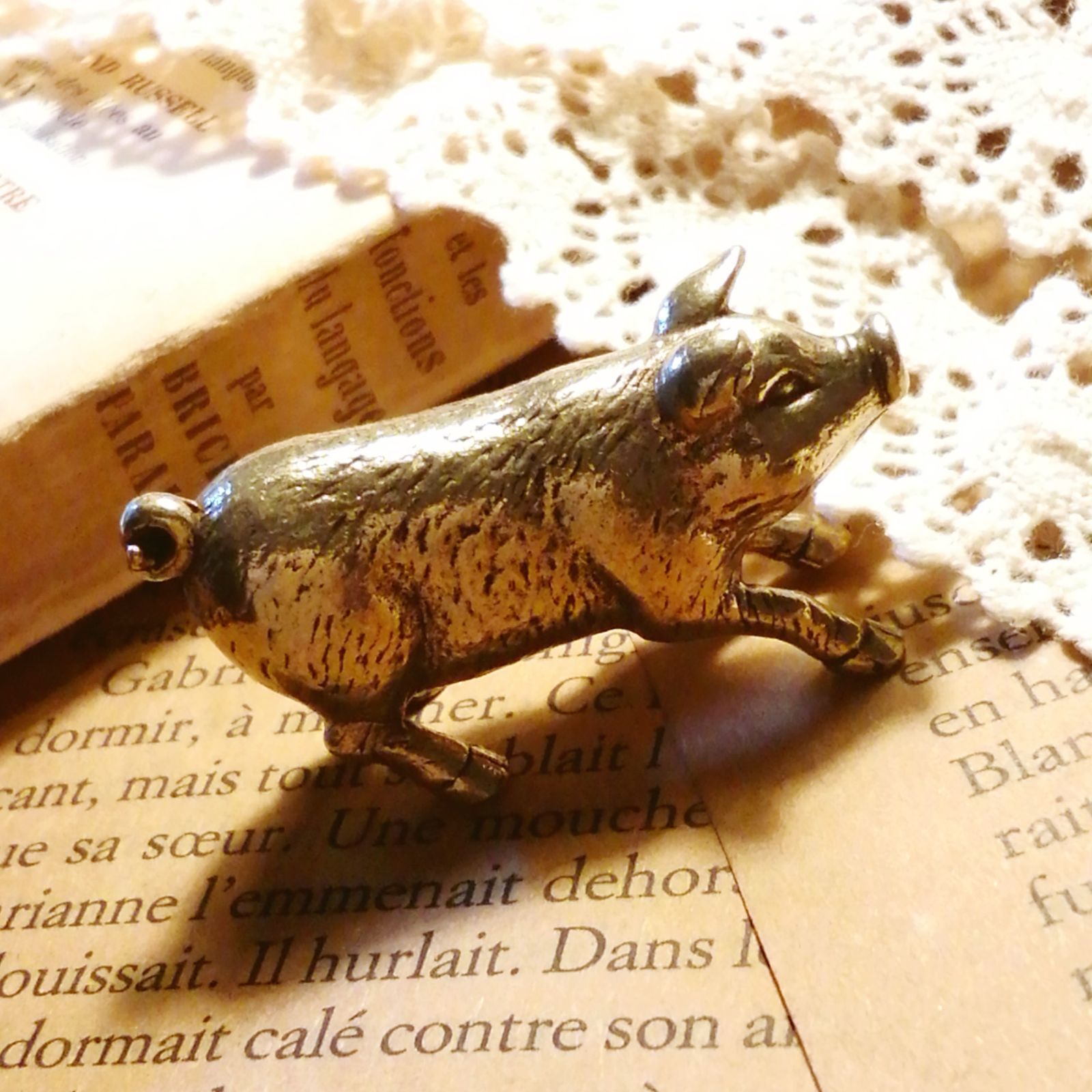 豚の置物♪ アンティーク風の雰囲気が素敵 オブジェ 飾り ピッグ pig