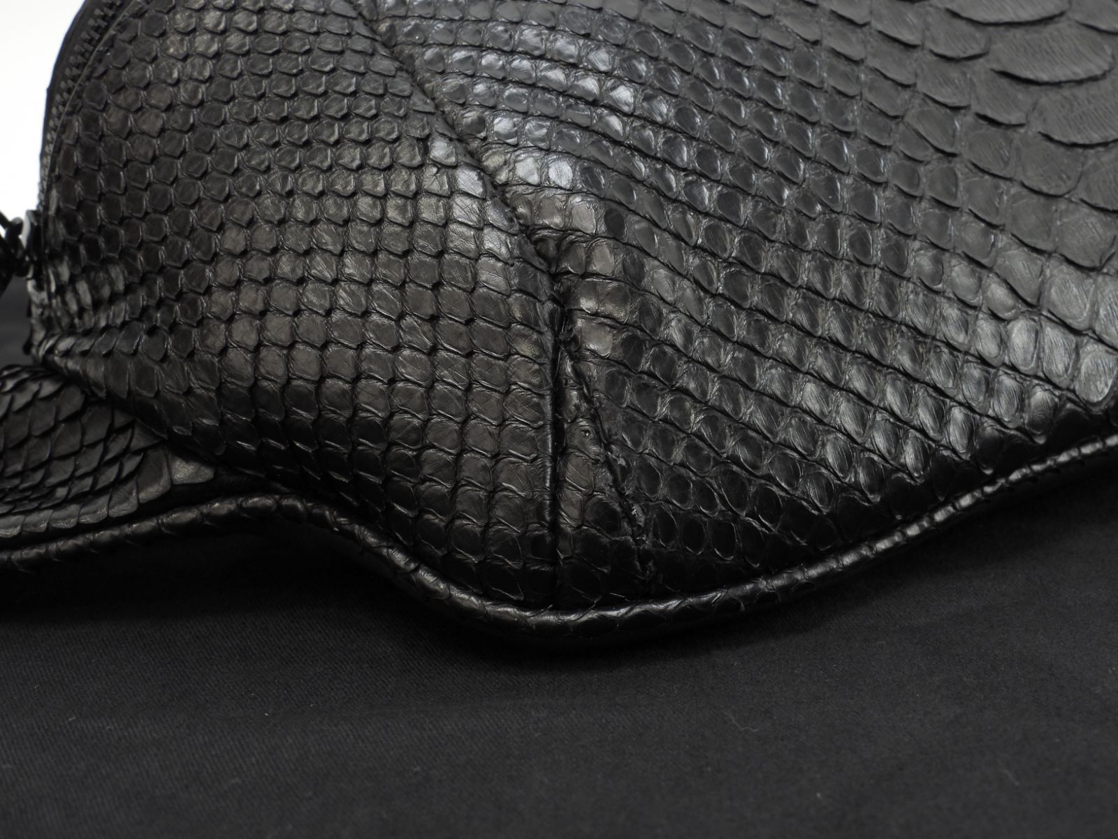 H.P.FRANCE購入 ROUCOUPARISレザー ボディバッグ 黒 シティ バックパック（ECONYL®/スムースレザー/ナイロン