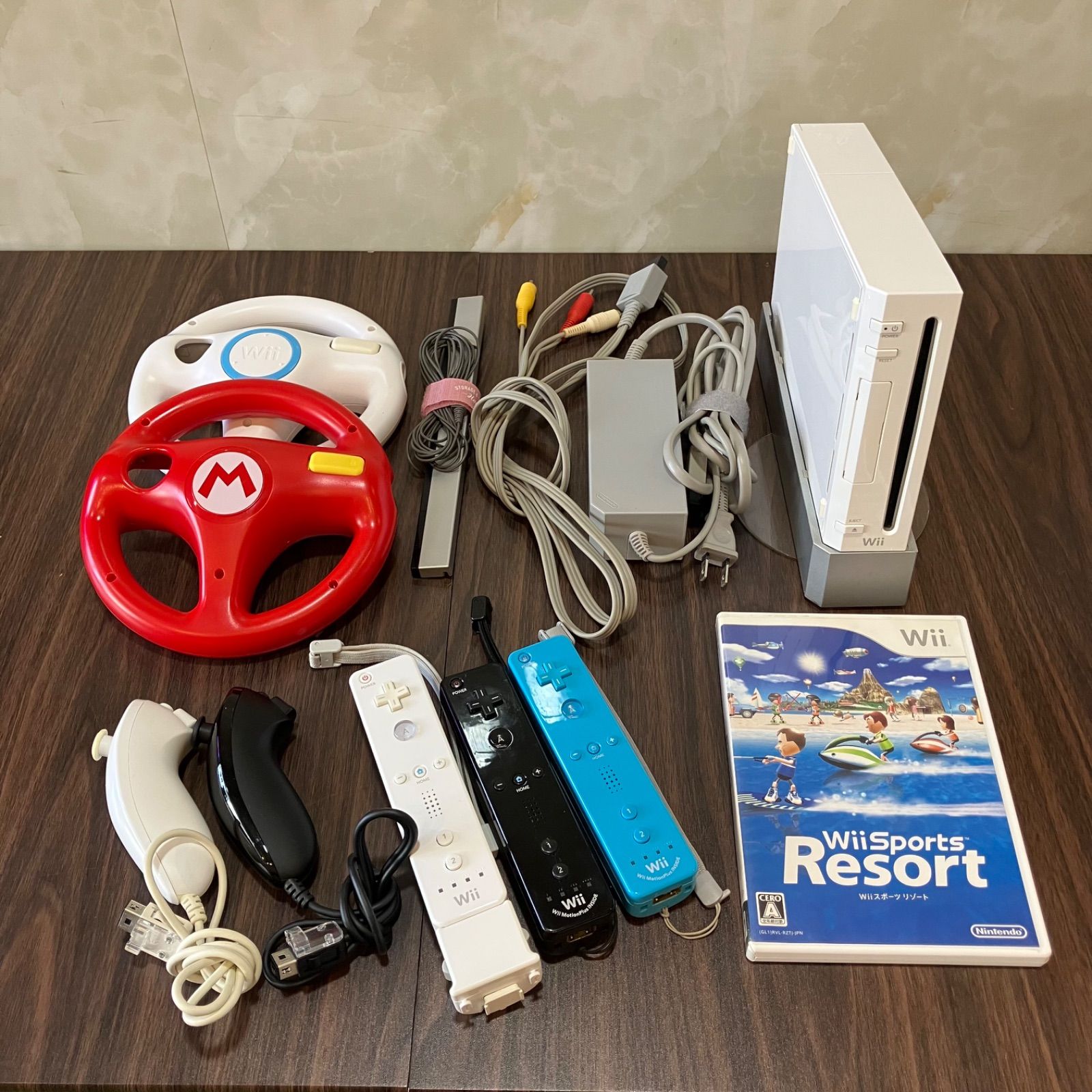 Wii本体＋ソフト8本＋Wiiリモコン3本/購入してそのまま遊べるセット！