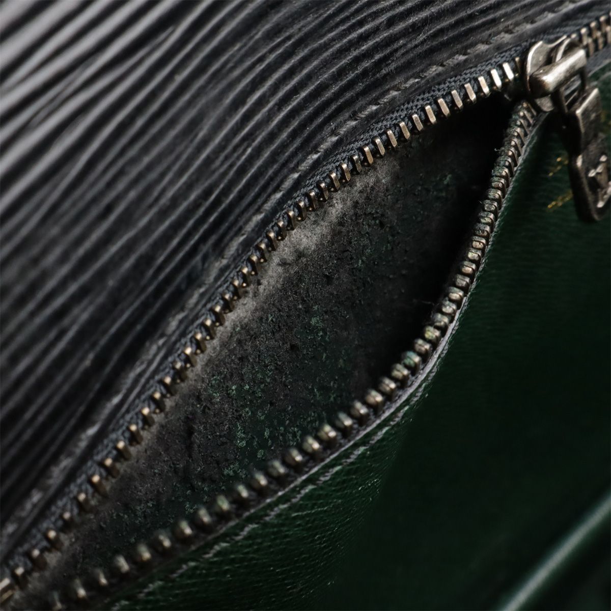 LOUIS VUITTON ルイ ヴィトン エピ トラペーズ セカンドバッグ