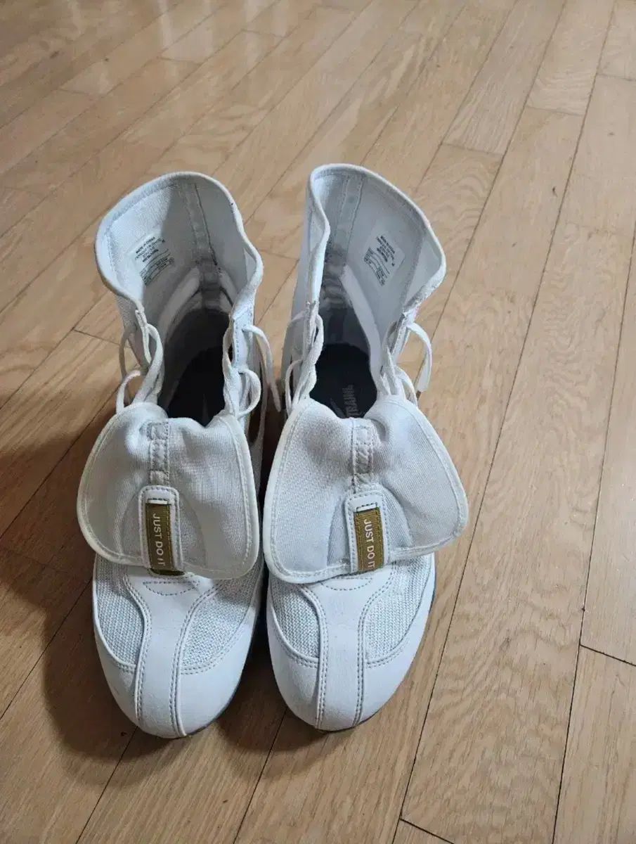 NIKE(ナイキ) マチョマイ 2 ホワイト ゴールド ボクシング