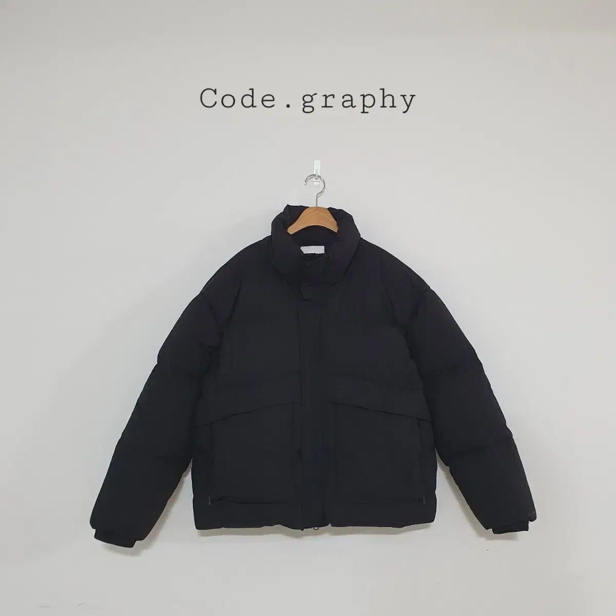 No 25011301 コードグラフィックパッド コードグラフィックパファーパッド コードグラフィックショートパディング