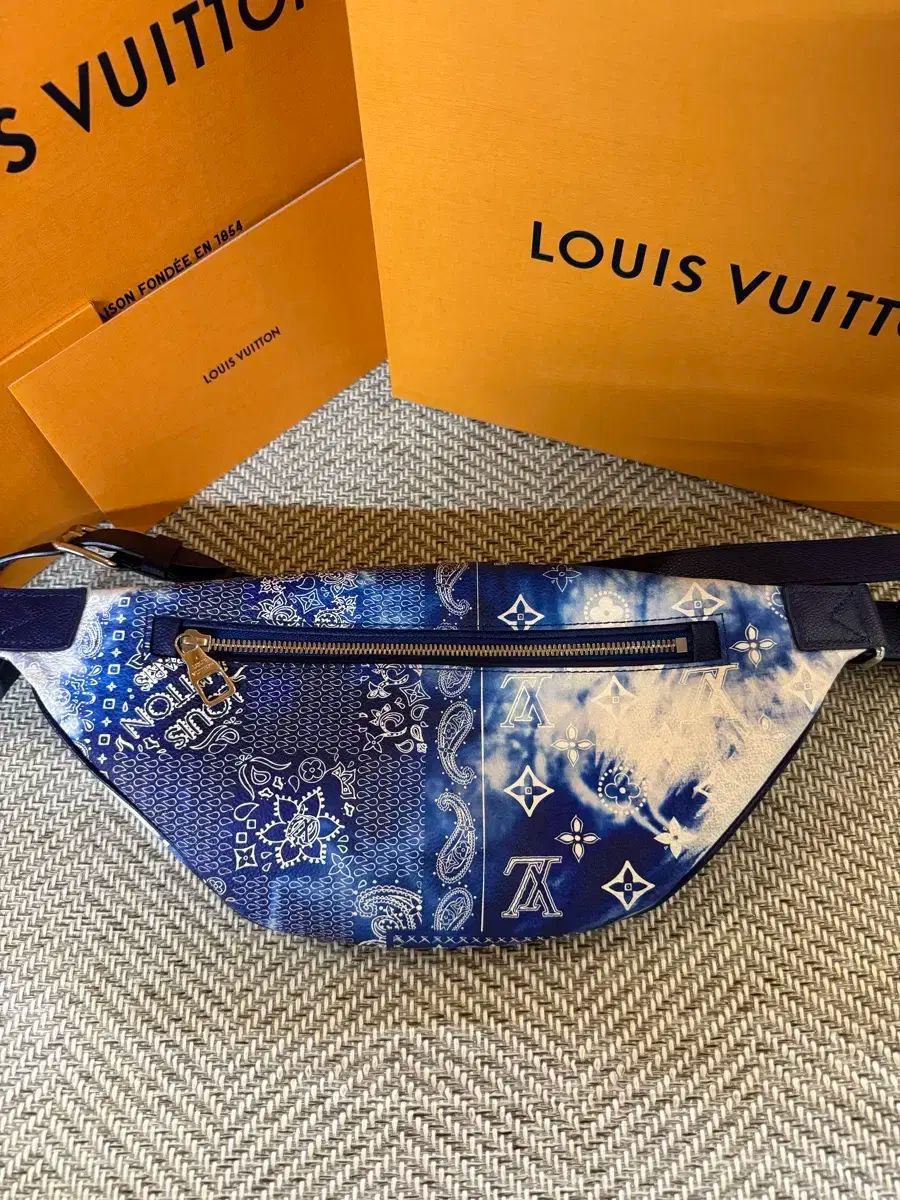 S級 モデル Louis Vuitton バンダナ DISCOVERY ヒップバッグ ボンベック KARIMZIABAT_FR