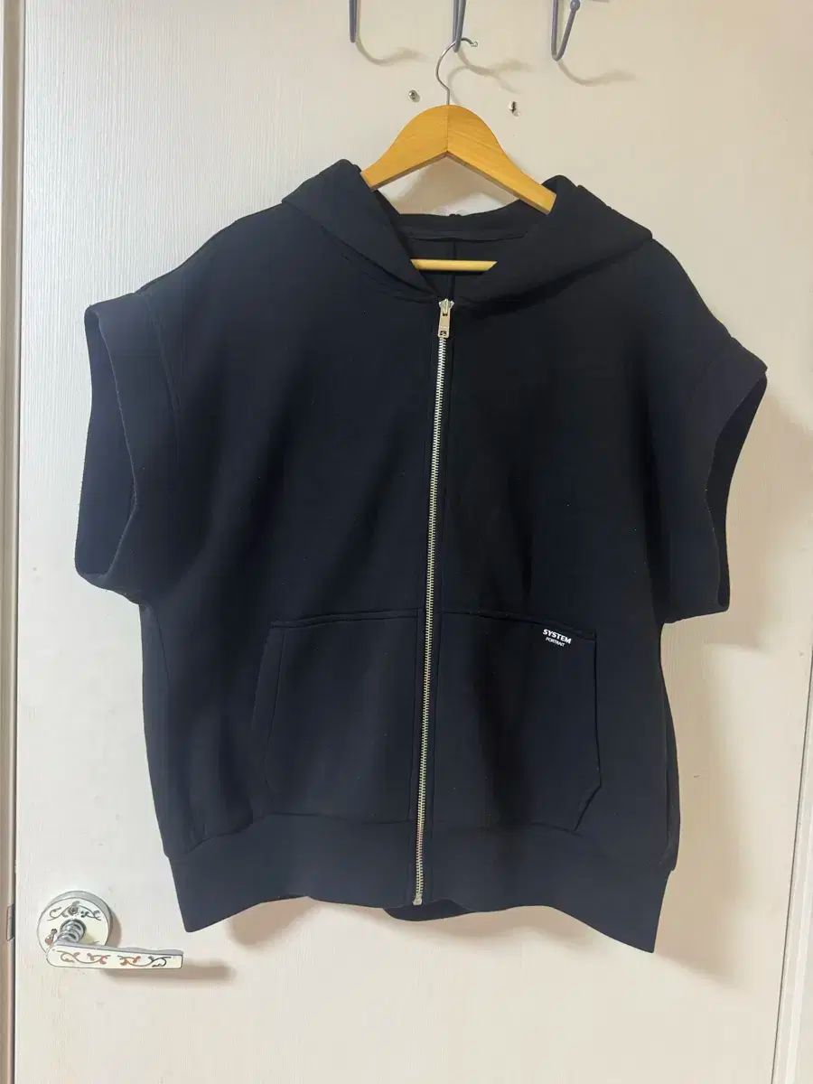 24 fw The HANDSOME SYSTEM システム ロゴ フード ジップアップ ベスト