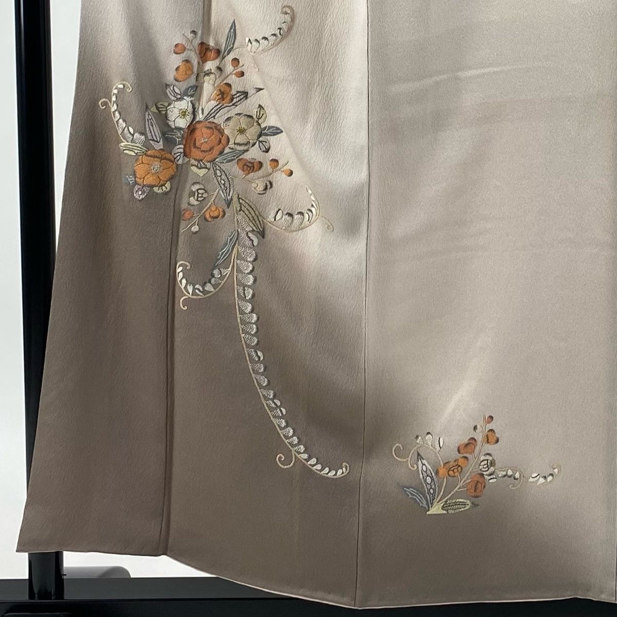 【全国配送無料】 付下げ 身丈156cm 裄丈65cm M 袷 やまと 草花 刺繍 金銀糸 薄小豆 正絹 秀品 正直うれしいお手頃価格。