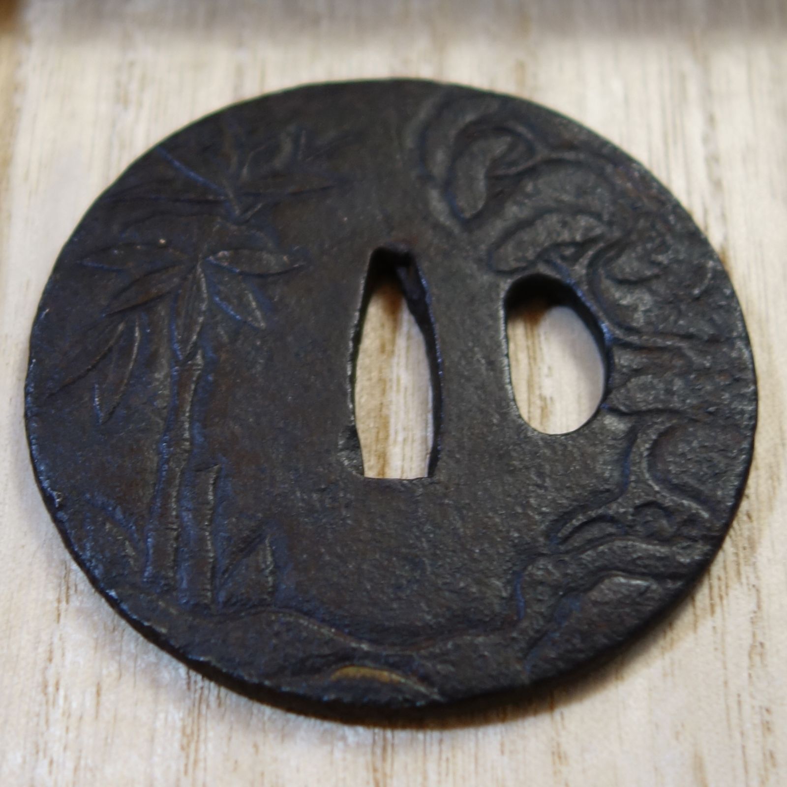 時代物 鉄地丸鍔 三日月葛屋図 刀装具 C138 鉄地龍図透鍔 江戸時代 保存刀装具 | 松風刀装店 antiques matsukaze