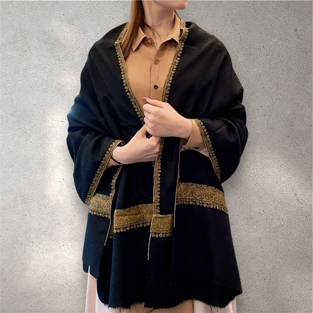 カシミヤショール パシュミナ シルク刺繍 手織り ショール ストール 植物モチーフ ブラック 漆黒 イエローゴールド グリーン 花柄 植物柄 大判 アジアン ハンドメイド カシミール シルク糸 手刺繍 インド刺繍