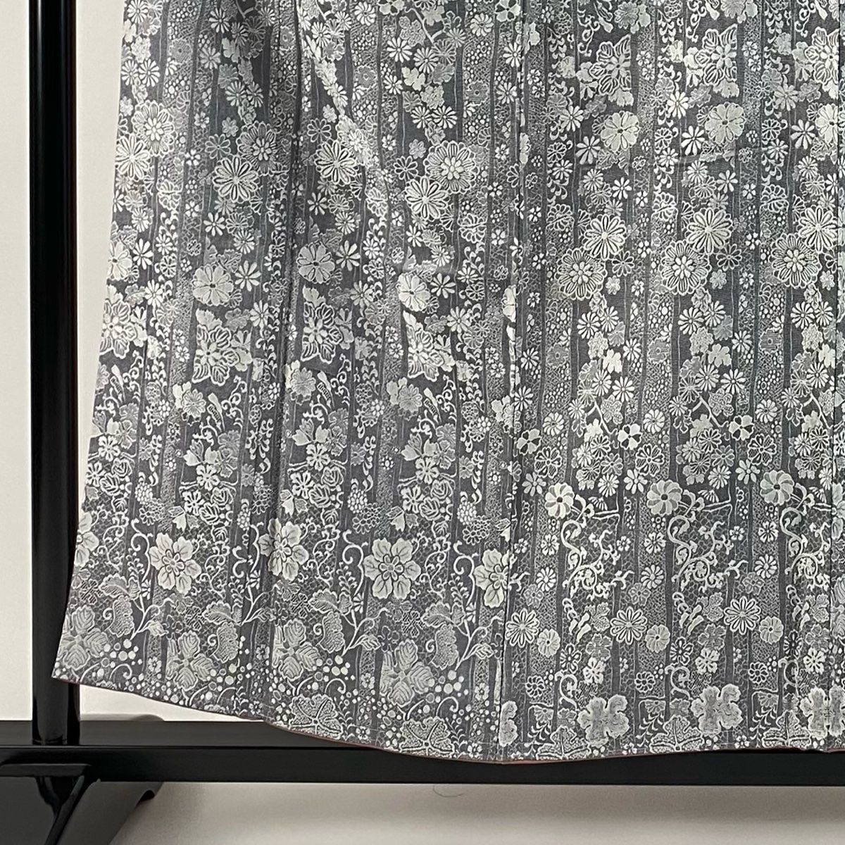 小紋 身丈158cm 裄丈63cm S 袷 山岡古都 落款 草花 縦縞 紋意匠 灰色 正絹