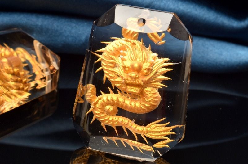 AAA繊細彫刻 水晶クリスタルクォーツ　31x25mm　金彫青龍(トップ穴) ルース 1個売り パワーストーン 天然石 _PRG2216-2